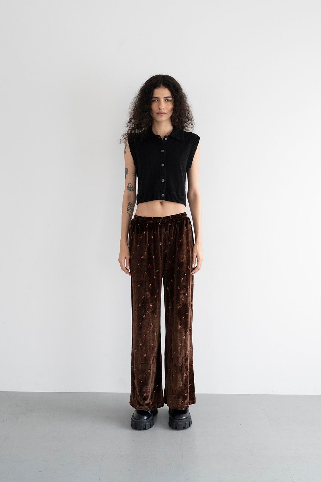 チェリーエンブロイダリーベロアパンツ (ブラウン) Cherry Embroidered Velour Pants (Brown) /  26SS