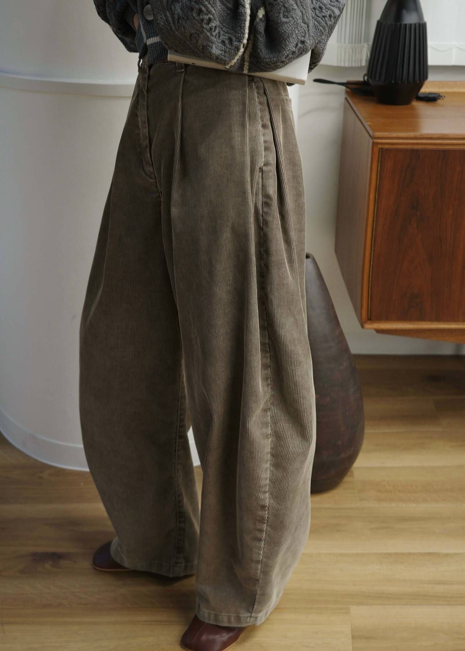 サイドタック コーデュロイ カーブパンツ (アーモンド) side tuck chemical wash corduroy curve PT (Almond) /  26AW