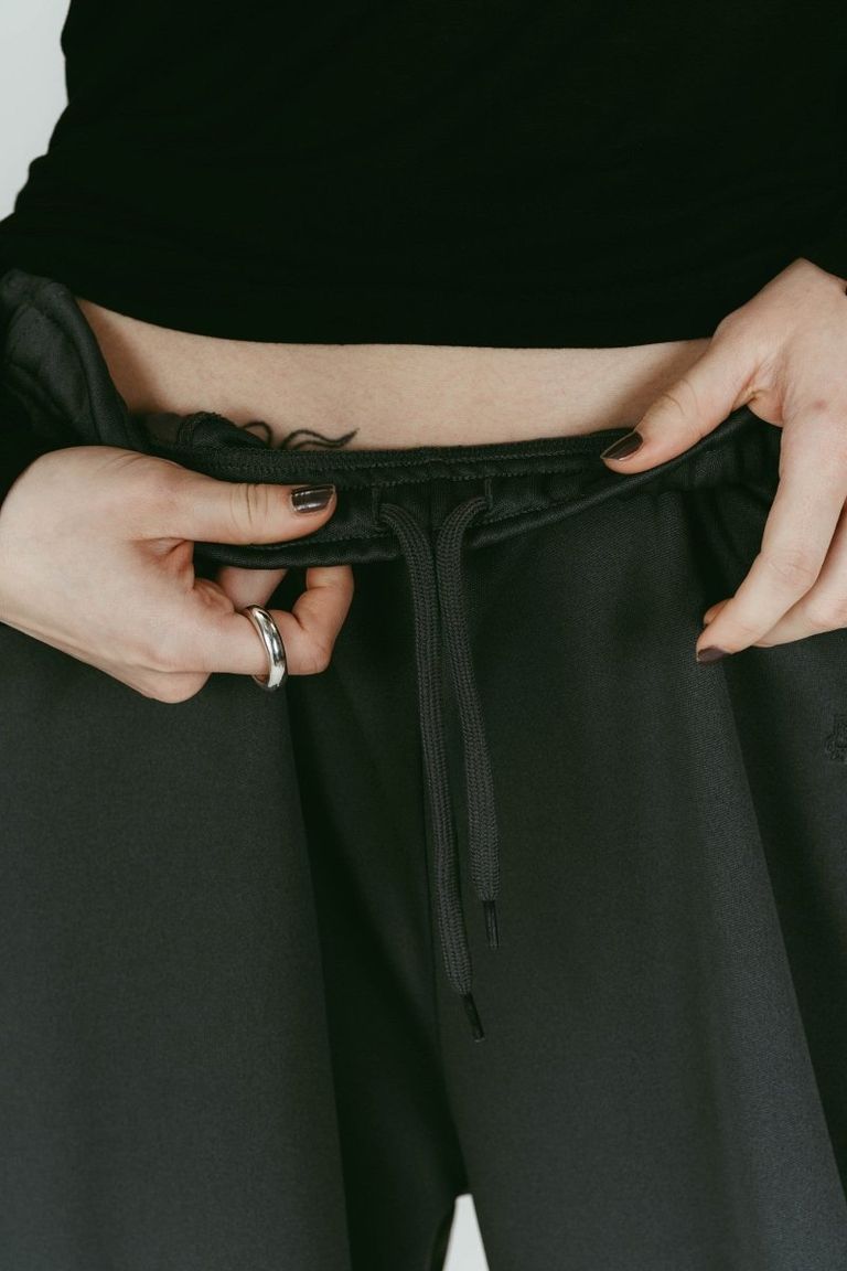 日常の延長にありながら、
縦ラインの強調でパジャマっぽさを回避、
ラフになりすぎないスタイリッシュなバランス。