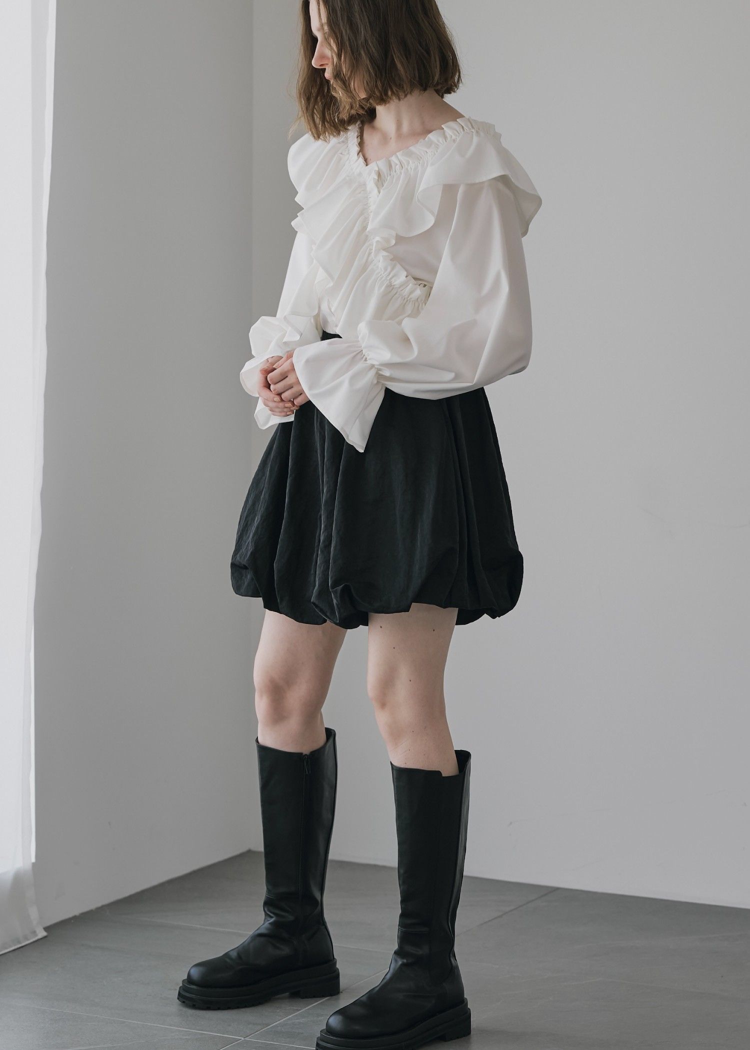 frill cross asymmetry BL / フリルクロス アシンメトリーブラウス (アイボリー) / 25AW