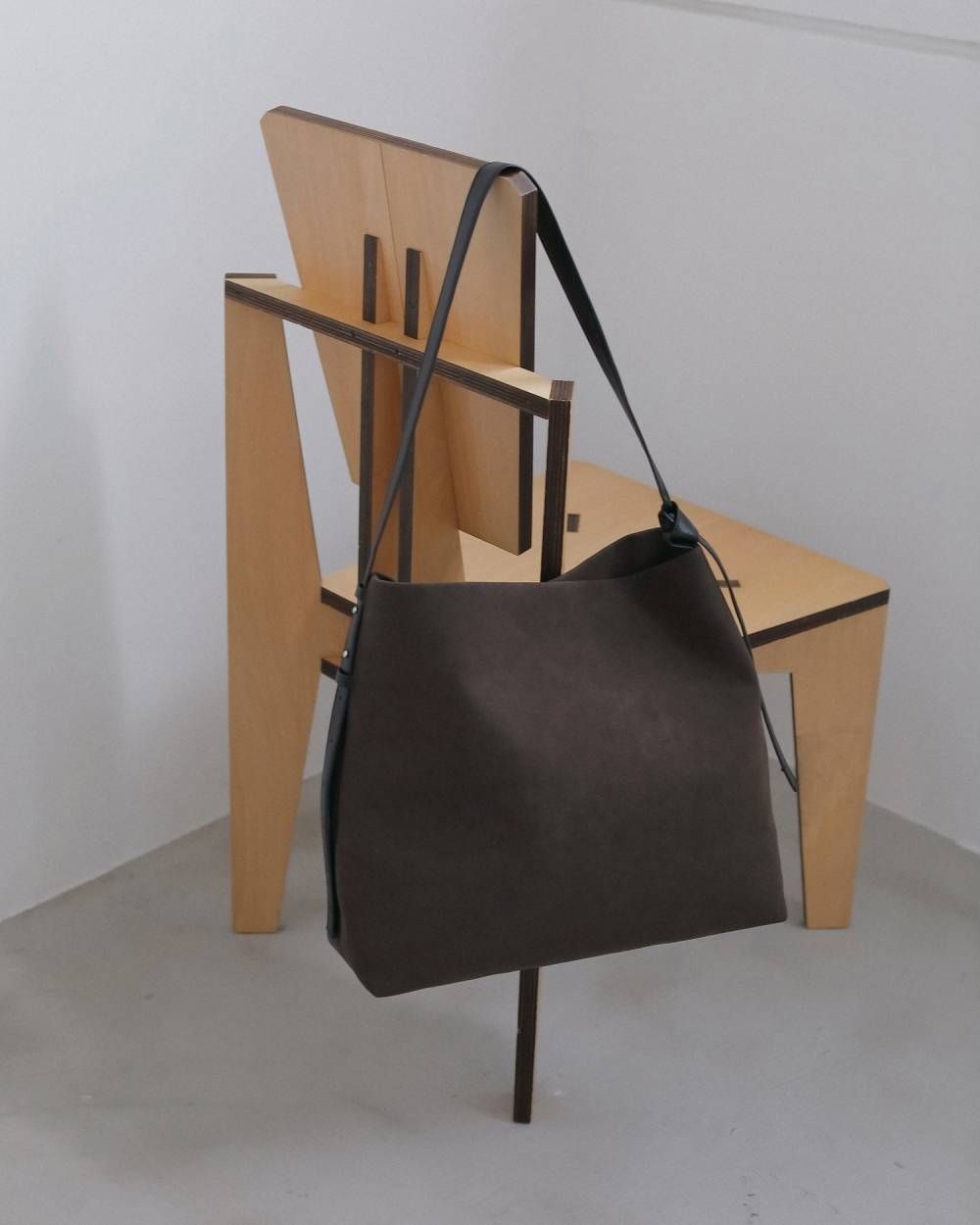 エコレザートートバッグ (ブラウン) Ecoleather Tote Bag (Brown) / 26AW 【6月29日まで期間限定予約】