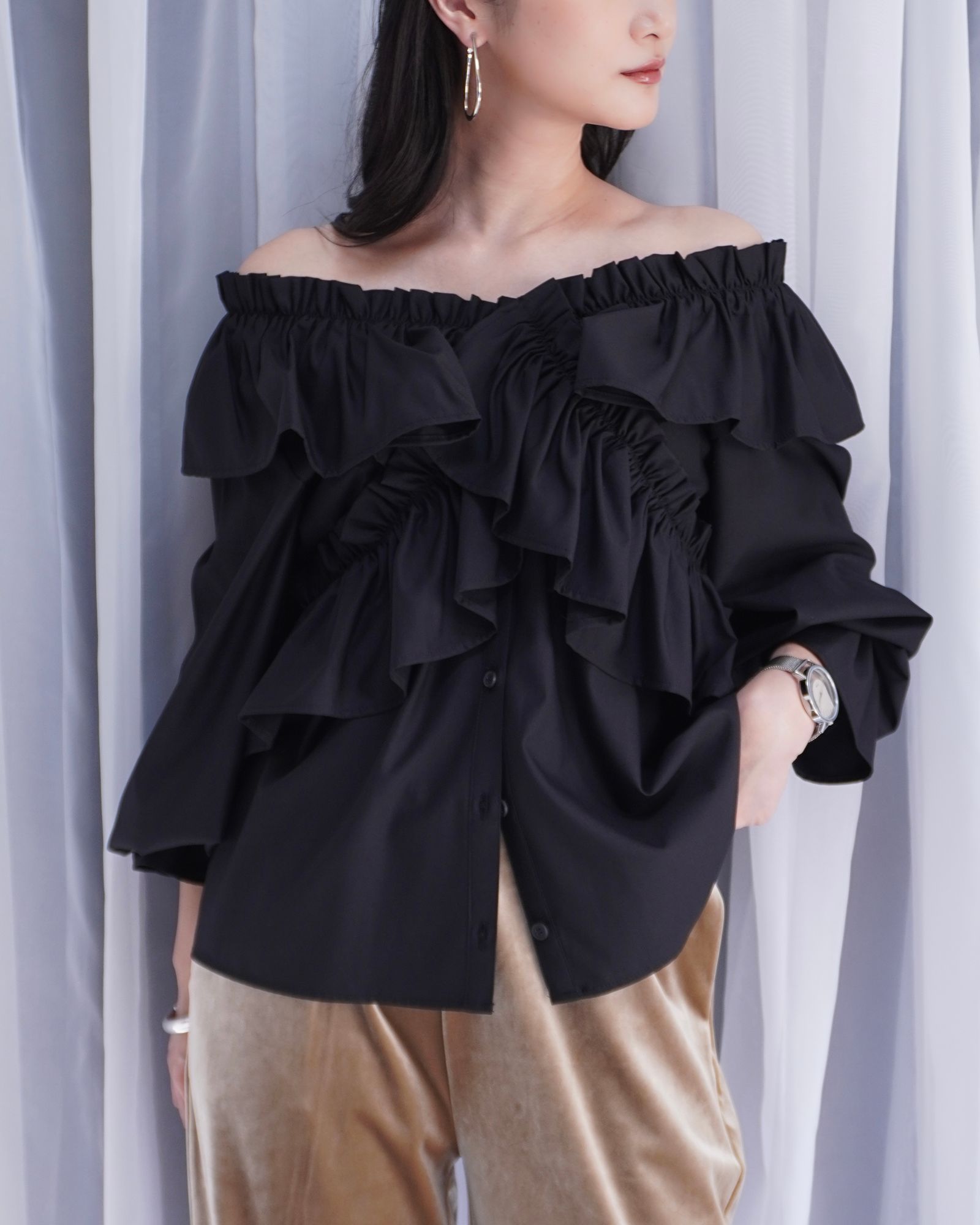 frill cross asymmetry BL / フリルクロス アシンメトリーブラウス (ブラック) / 25AW