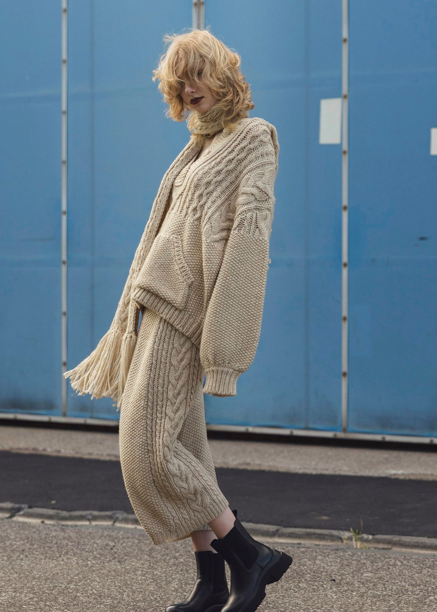 skipper hoodie cable muff pocket knit / スキッパー ケーブルニットフーディ (タン) / 25AW