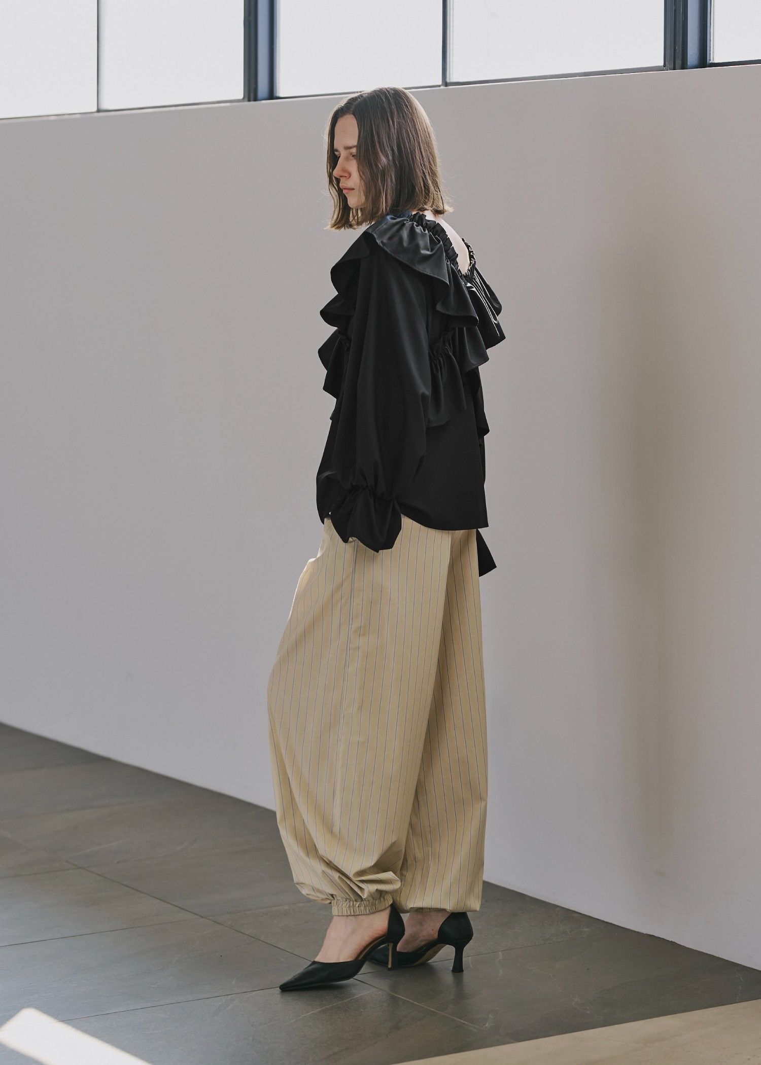 frill cross asymmetry BL / フリルクロス アシンメトリーブラウス (ブラック) / 25AW