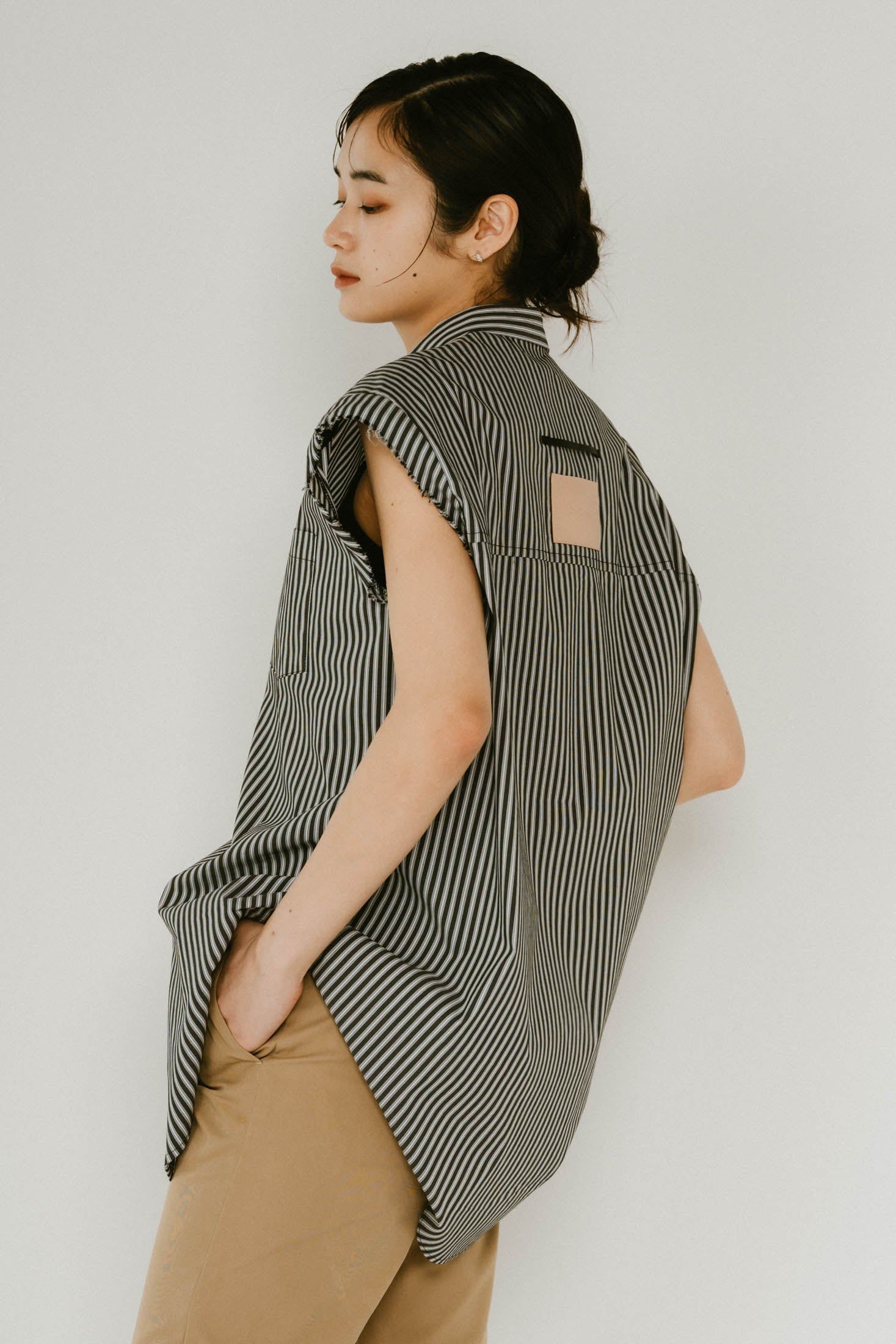 stripe label nosleeve shirt / ストライプ ラベル ノースリーブ シャツ (ブラックストライプ) / 25SS