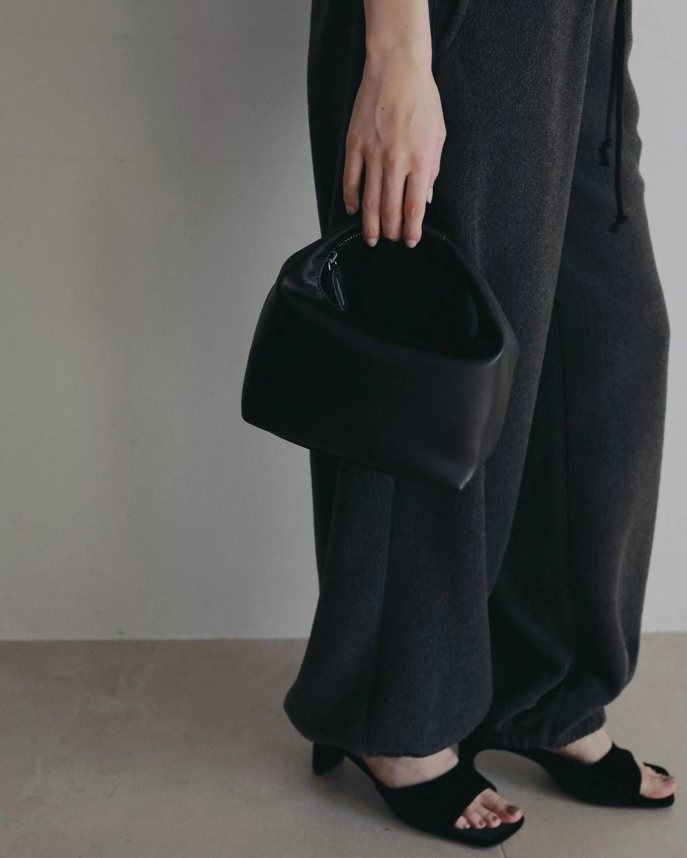 ワンハンドル レザーバッグ (ブラック) Onehandle Leather Bag (Black) / 26SS