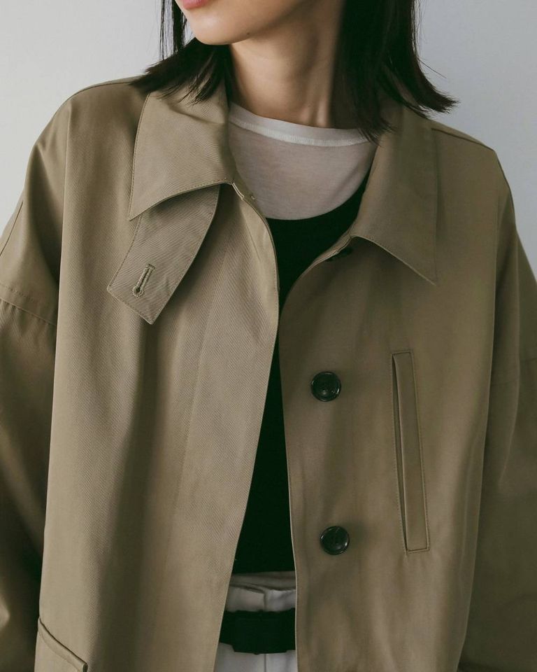 model.169cm / size.38 比翼仕立てのフロントは、閉じるとミニマルに、開けて羽織れば配色の大きめボタンがさりげないアクセントに。