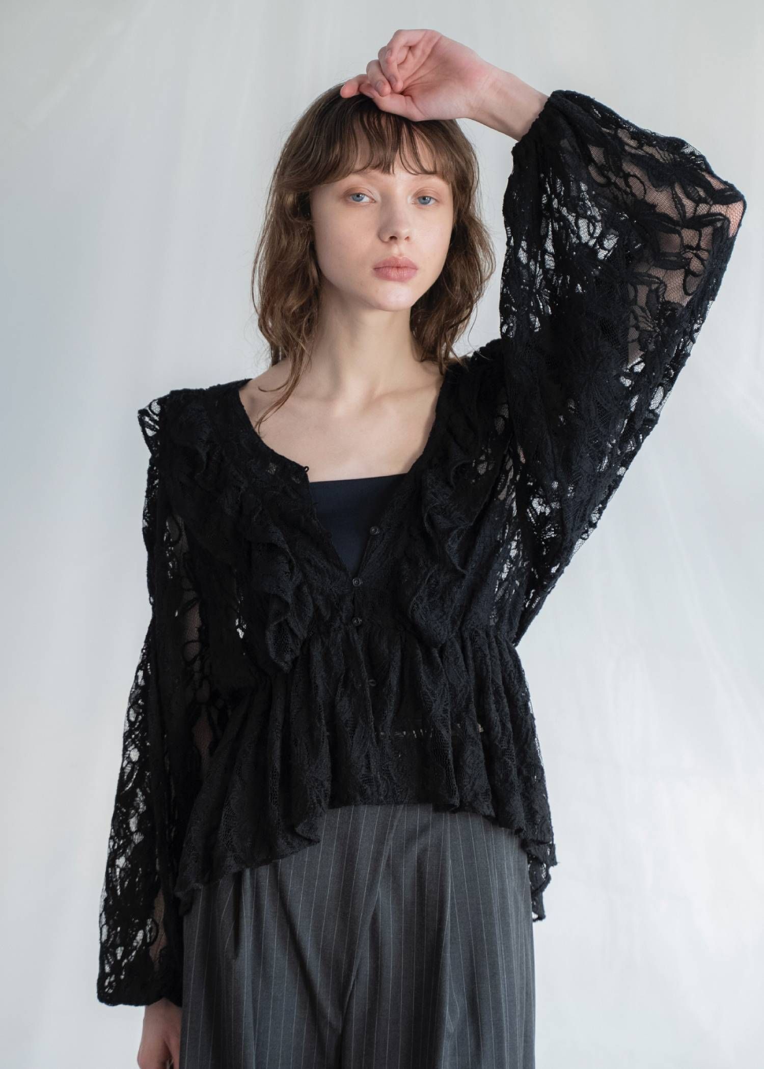 ボリュームスリーブ レースブラウス (ブラック) tiered frill neck volume sleeve lace BL (Black) /  26SS