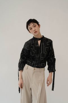shirring sleeve pattern blouse / シャーリングスリーブ パターンブラウス (ブラック) / 25SS