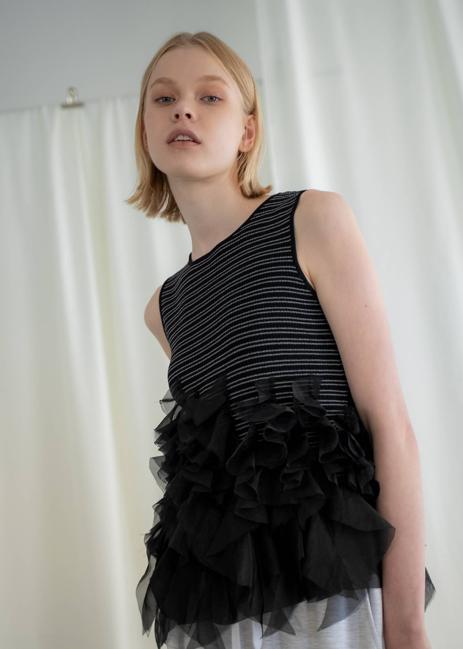 グラデーションフリル ノースリーブニット (ブラック) gradation frill no sleeve knit (Black) /  26SS