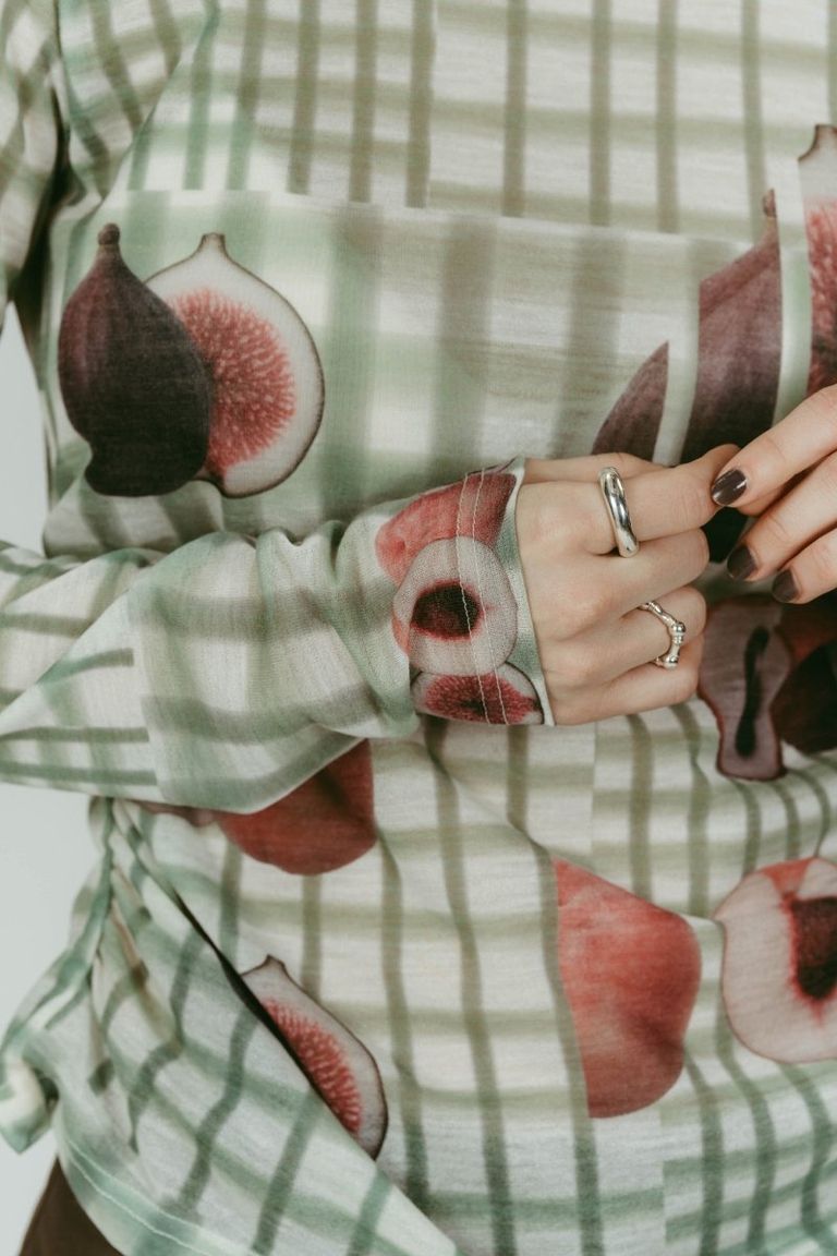 軽いのに通気性よくサラッとしてるのは
サマーニットの長所。