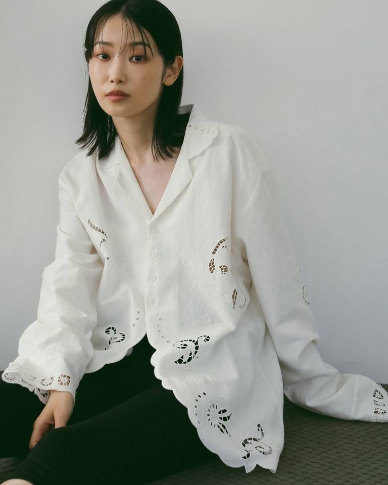 カットワーク刺繍が目を惹くインド製の開襟シャツ。