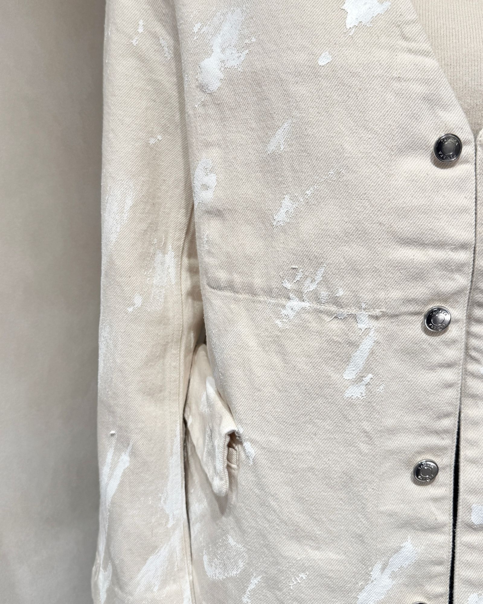 【25SS】NO COLLAR JEAN JACKET / ノーカラー デニムジャケット (ホワイト×ホワイト) / レディース