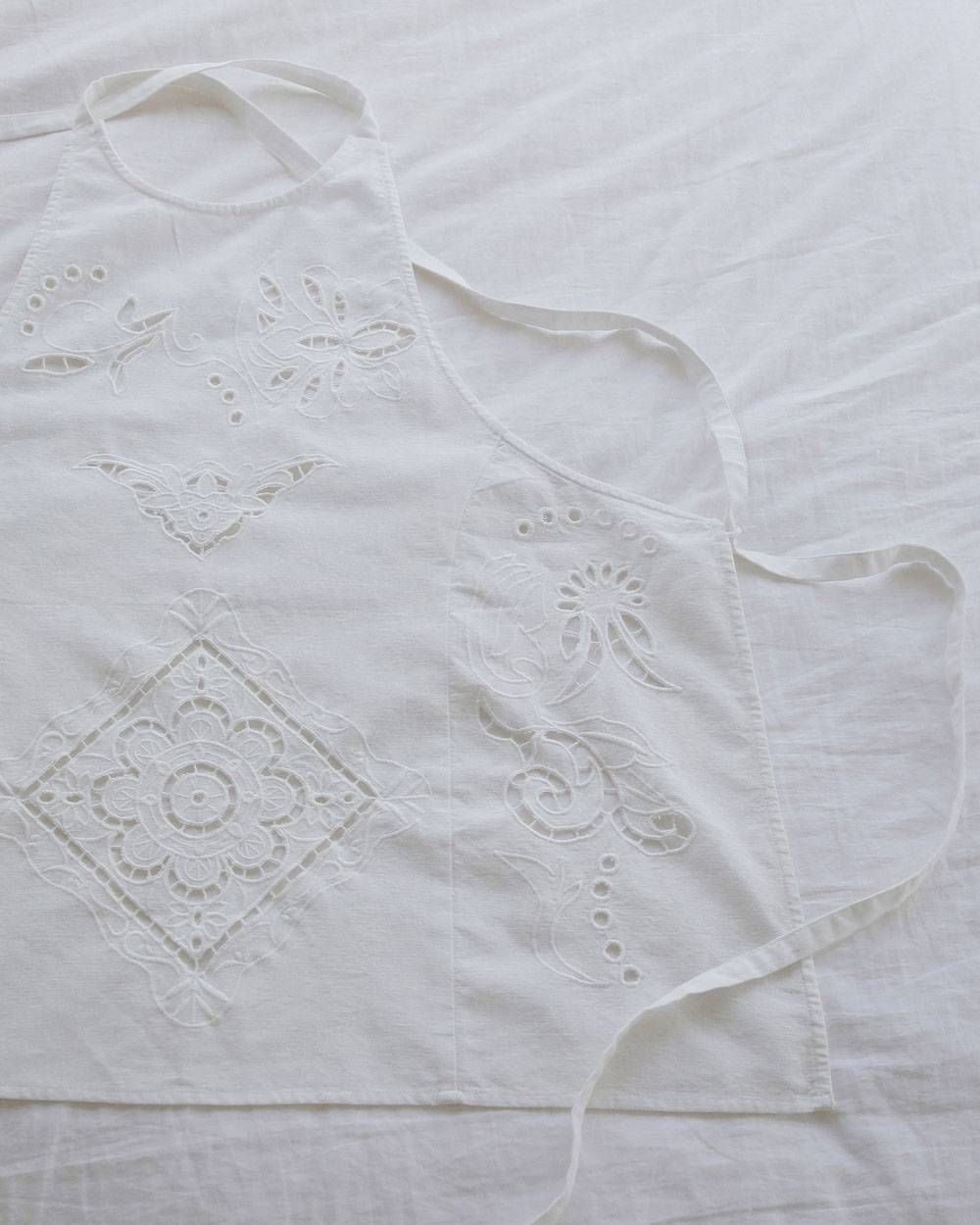 カットワークレースエプロン (ホワイト) Cutwork Lace Apron (White) / 27SS