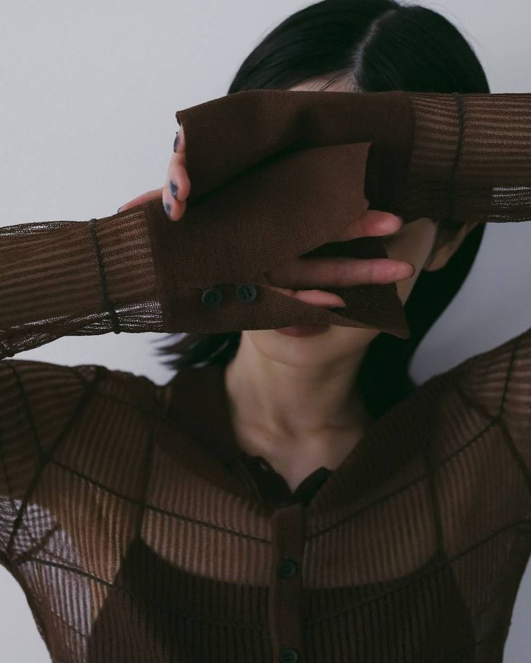 程よく体にフィットするシルエットや、スリットの入った幅広のカフスで、女性らしさを演出してくれる一枚です。