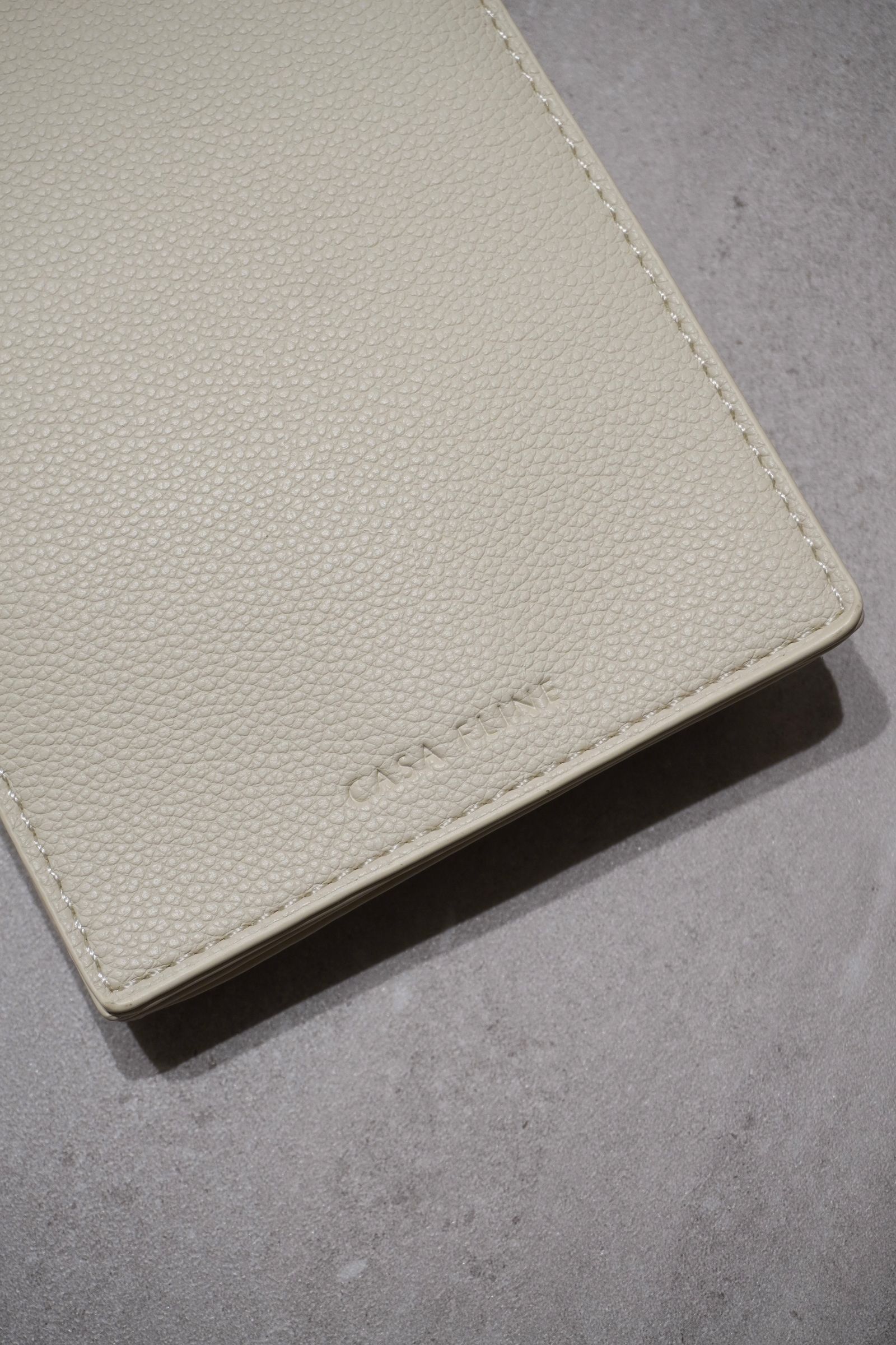 RECYCLING LEATHER MULTI MOBILE POUCH / リサイクルレザーマルチモバイルポーチ (アイボリー) スマホショルダー/コインケース・カードホルダー付き / 取り外し可能