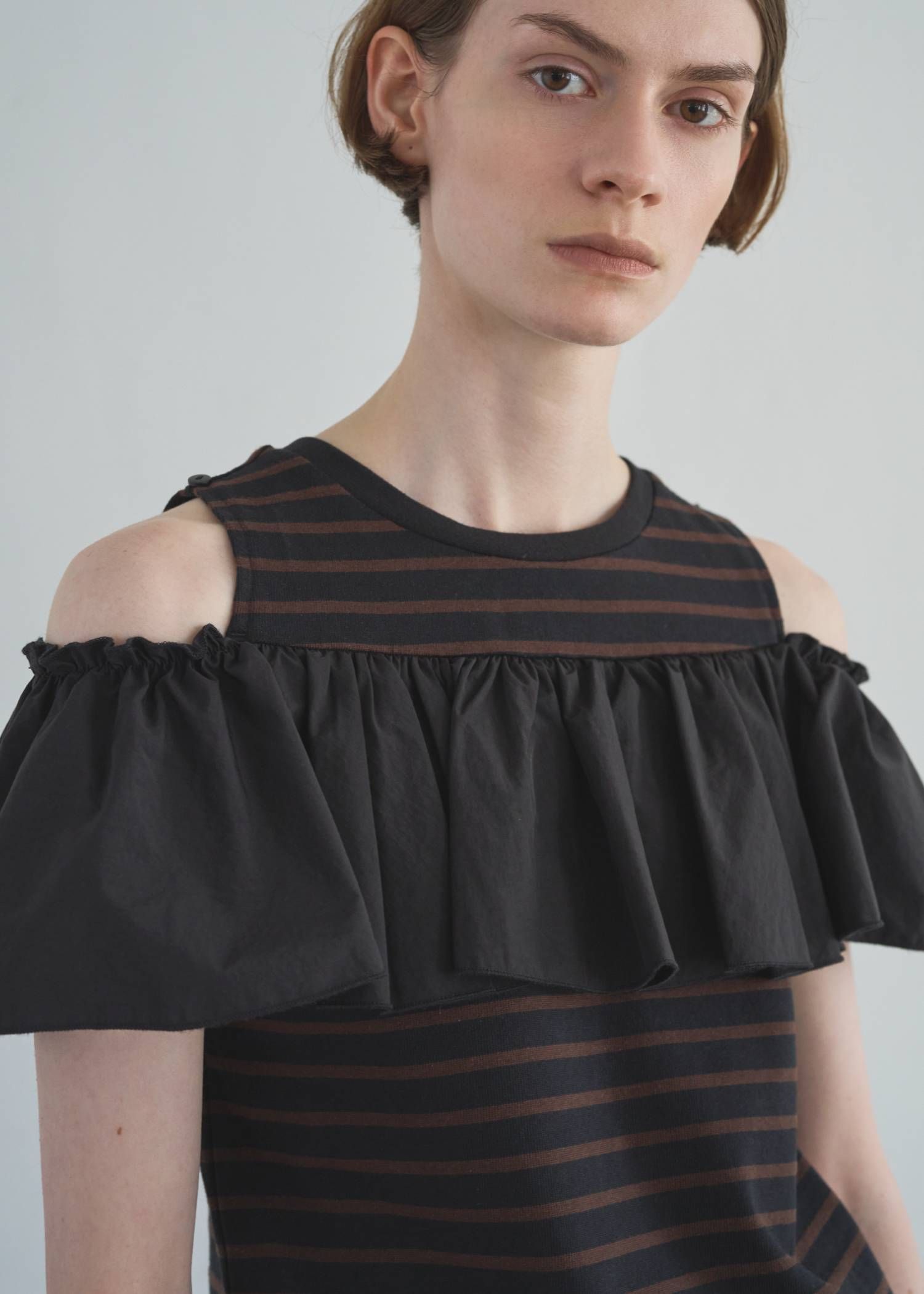 ショルダーフリル ボーダートップス (ブラック) convertible shoulder frill border tops (Black) /  26SS