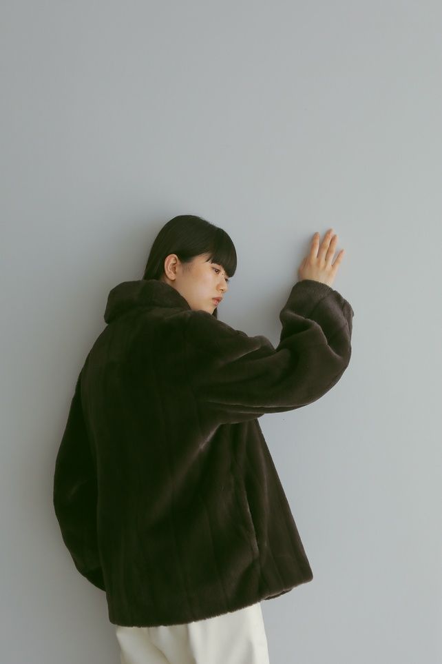 RECYCLE POLYESTER FUR SHORT COAT / リサイクルポリエステル ファーショートコート (チャコール) 体型カバー / 綺麗めカジュアル