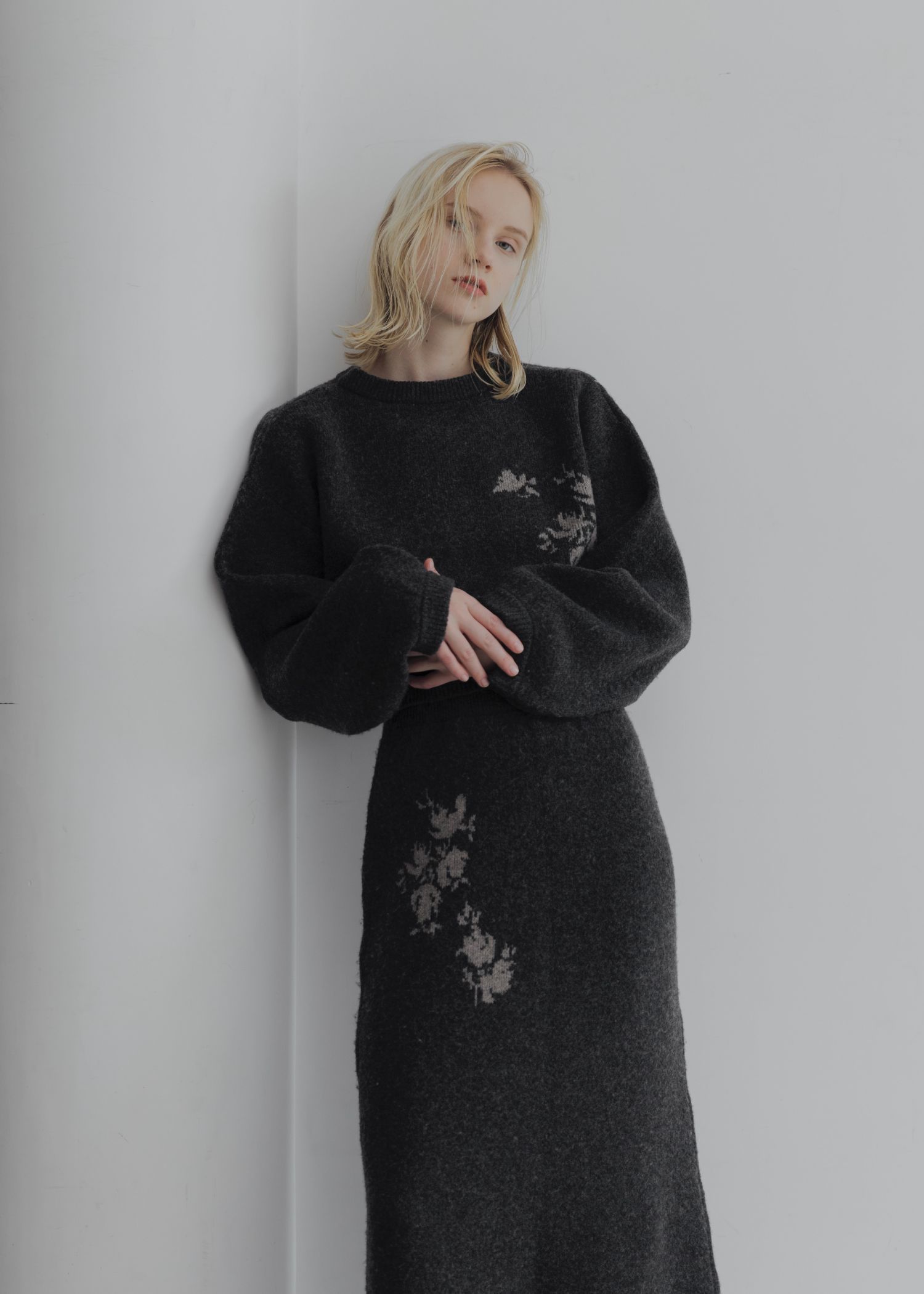 cropped flower jacquard knit cardigan / フラワージャガード ニットカーディガン (チャコール) / 25AW /