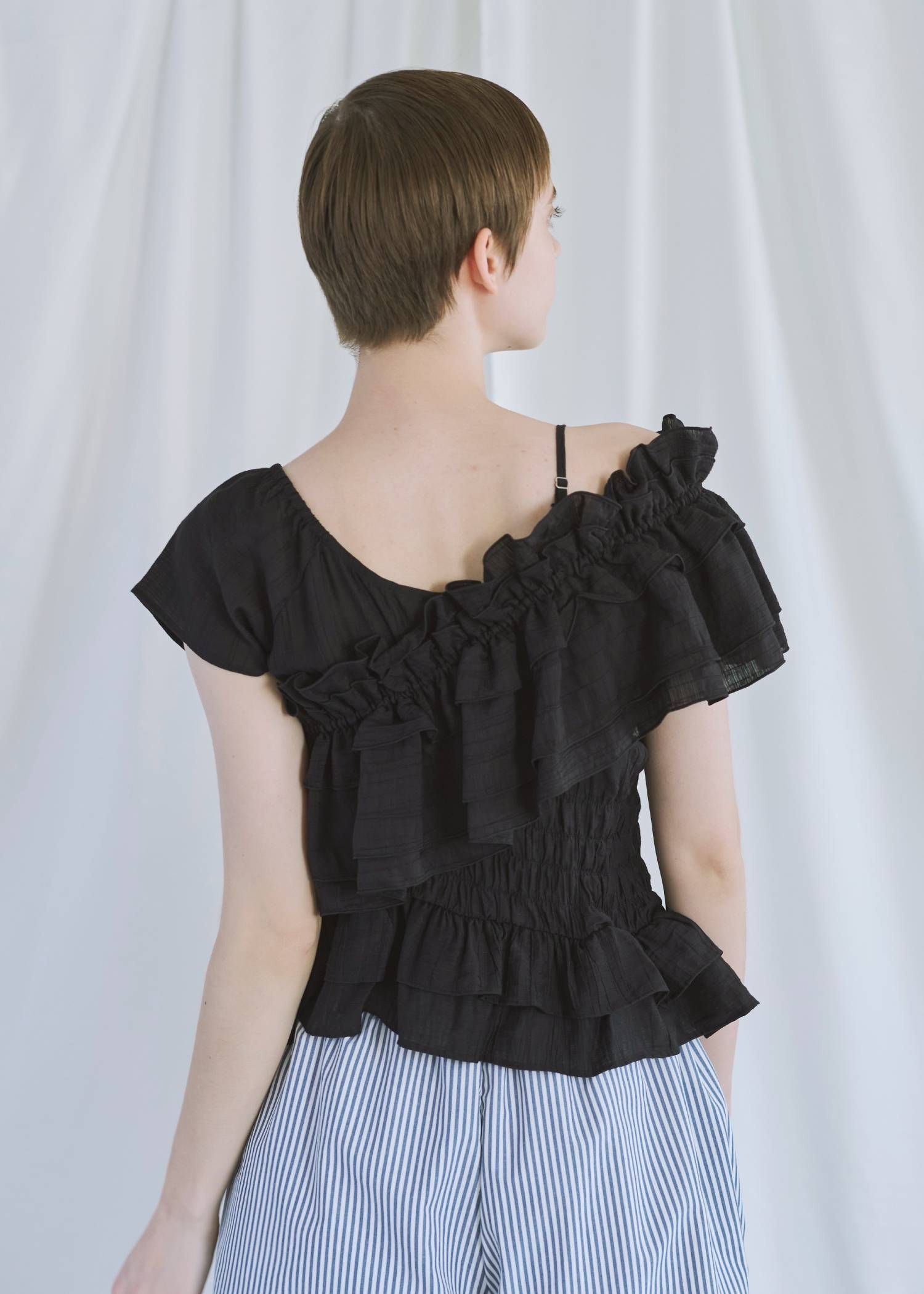 アシンメトリー ティアードフリルブラウス (ブラック) asymmetry tiered frill sheer shirring BL (Black) /  26SS
