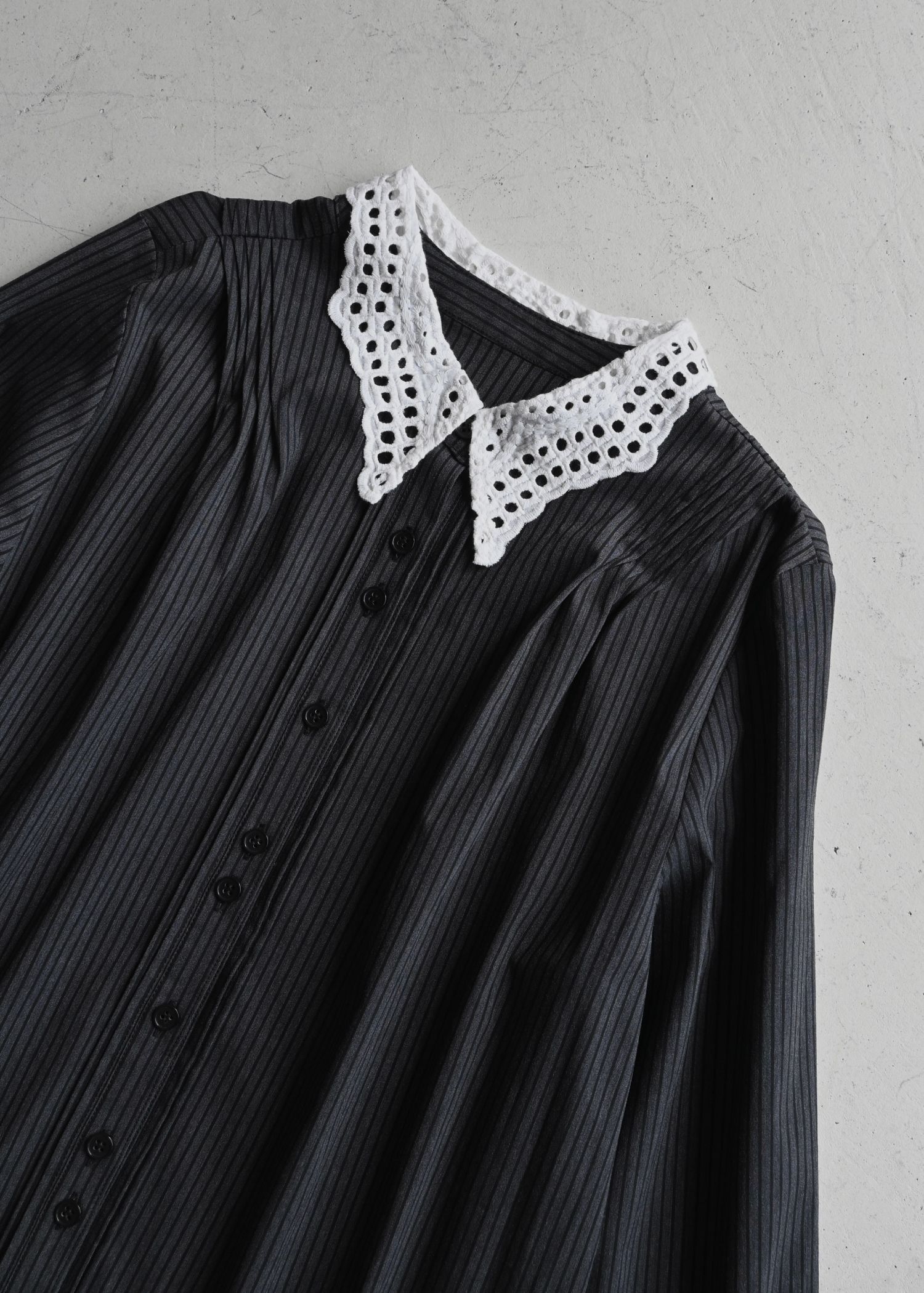 lace collar hem shoulder pintuck SH / レースヘムショルダー ピンタックシャツ (チャコール) / 25AW /
