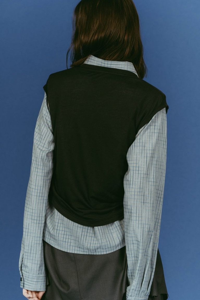 ノースリーブトップスは程よいサイズ感で、
Tシャツやワンピースなどのレイヤードにも活躍。