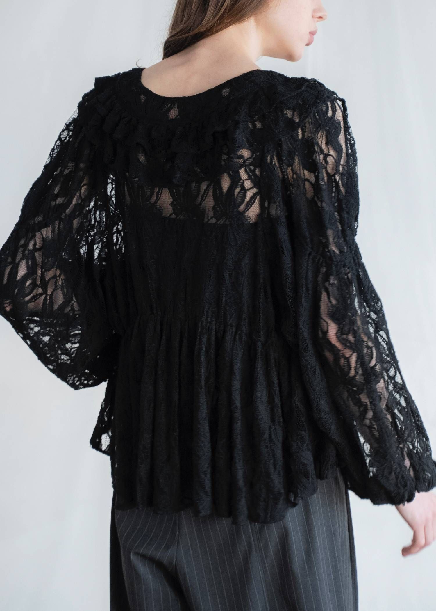 ボリュームスリーブ レースブラウス (ブラック) tiered frill neck volume sleeve lace BL (Black) /  26SS