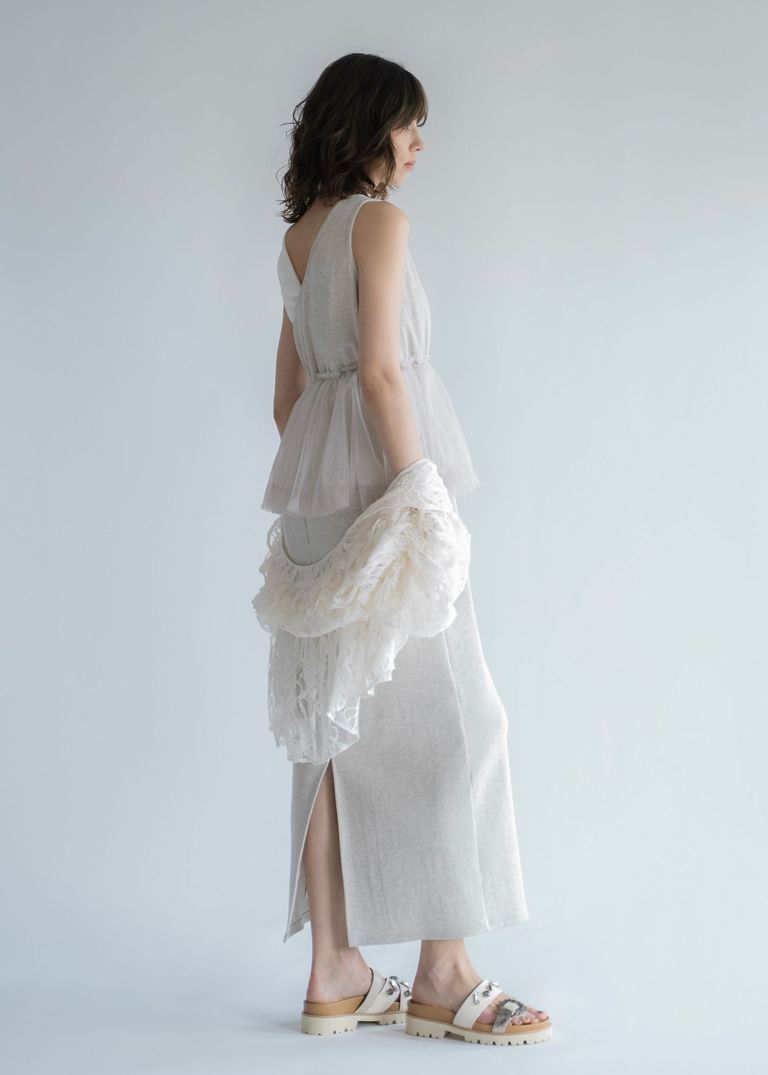 1枚でヘルシーに、シャツやブラウスとのレイヤードスタイルも