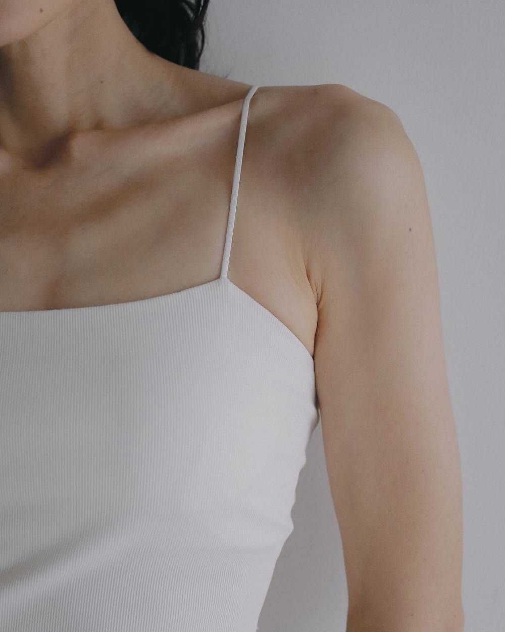 パッド付きハーフキャミソール (ホワイト) Padin Half Camisole (White) / 26SS