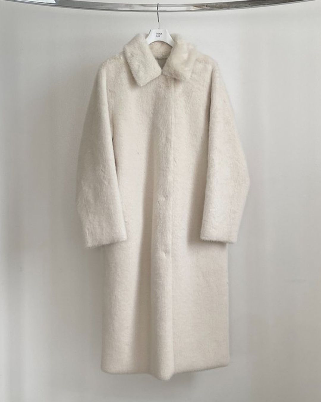 【先行予約】【26TH-13】ムートン調スムースファーロングコート (ホワイト) Mouton Like Smooth Fur Long Coat (White) /  エコファー  /  フェイクファー 【受注期間6/14 23:59まで】