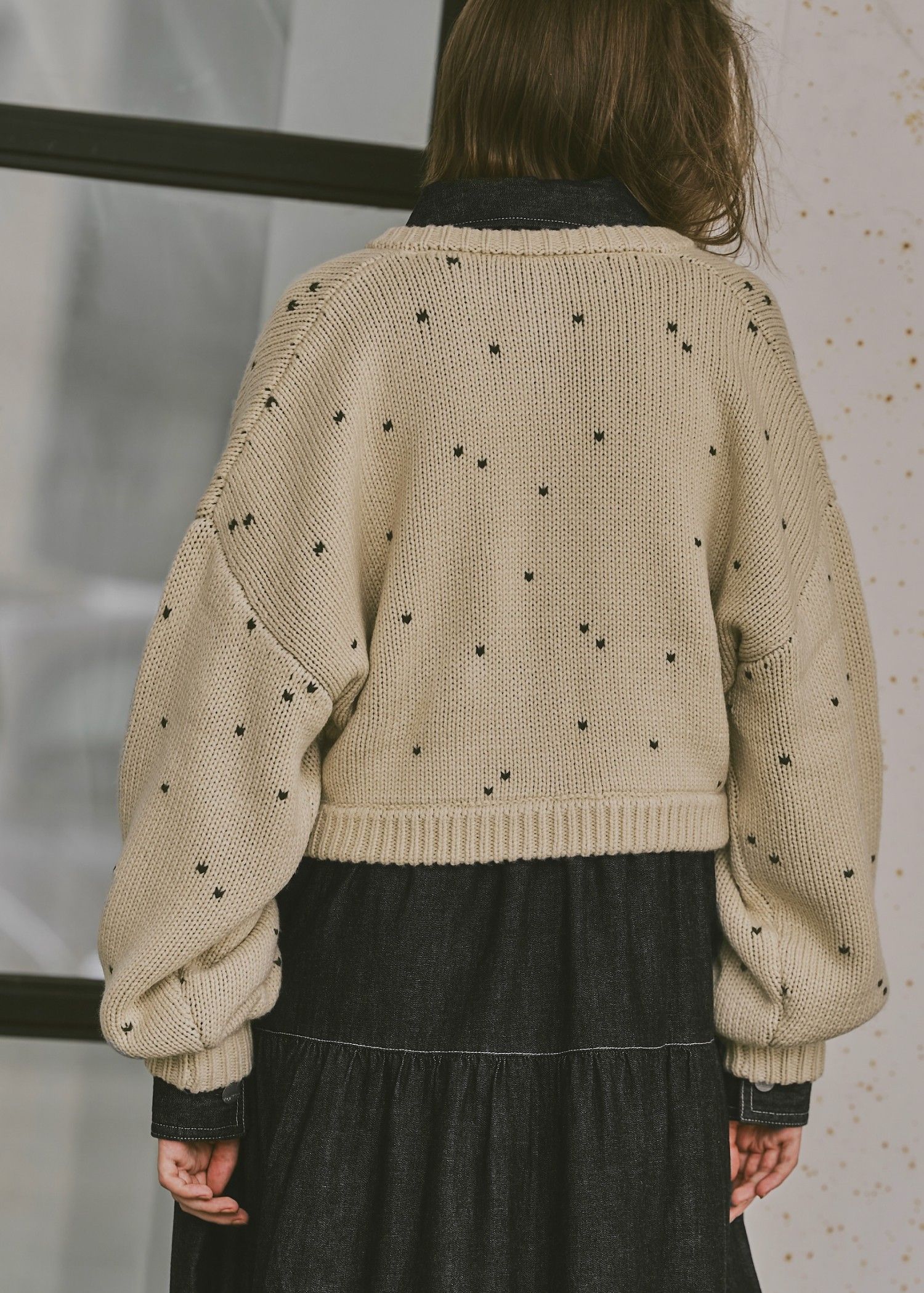 heart dot jacquard reversible cropped knit cardigan / ハートドット ジャガード リバーシブルクロップドカーディガン (タン×ブラック) / 25AW