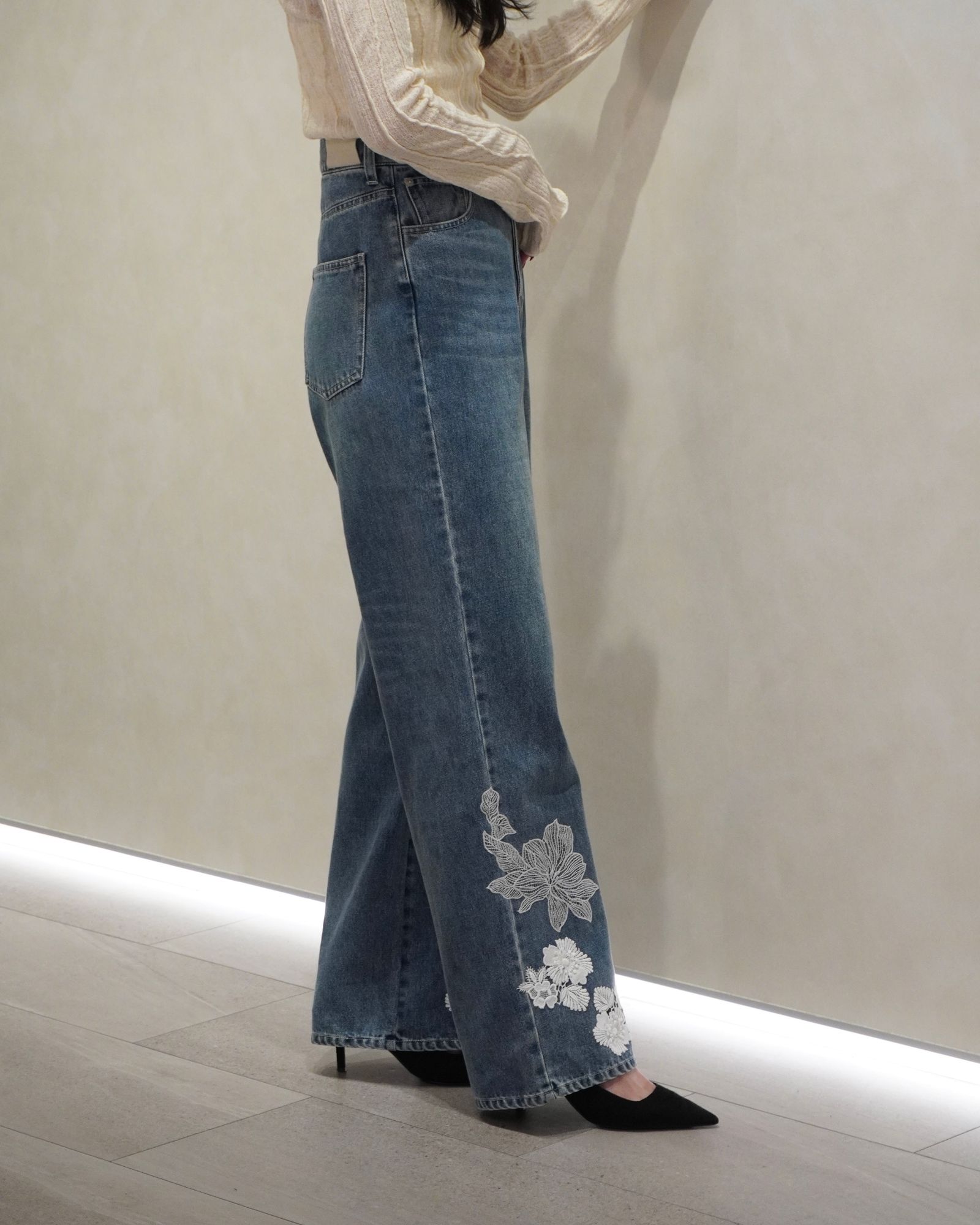 lace embellished hem straight denim PT / レース ストレートデニムパンツ (L/blue) / 26SS