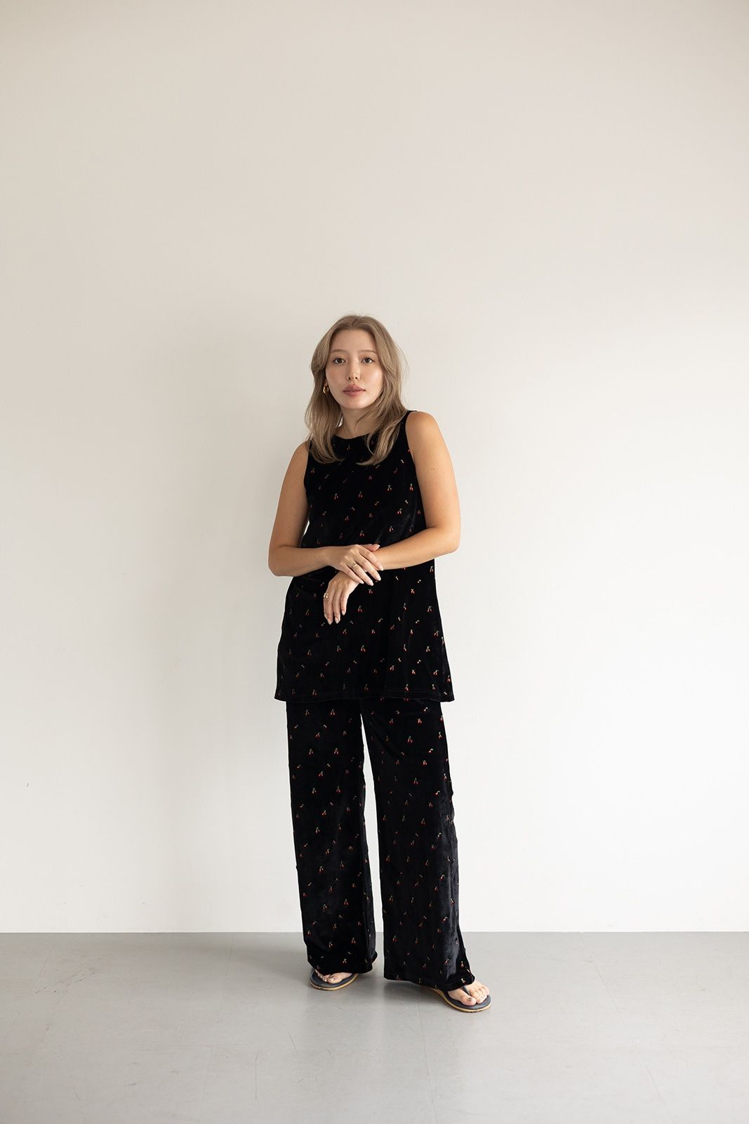 チェリーエンブロイダリーベロアチュニック (ブラック) Cherry Embroidered Velour Tunic (Black) /  26SS