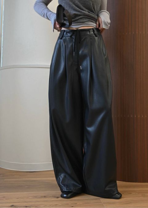シンセティックレザーパンツ (ブラック) soft synthetic leather relaxed tuck PT (Black) /  26AW