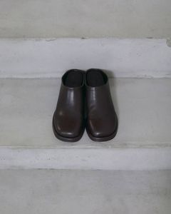 スクエアヒールスリッポン (ブラウン) Square Heel Slip-on (Brown) / 26AW 【6月29日まで期間限定予約】