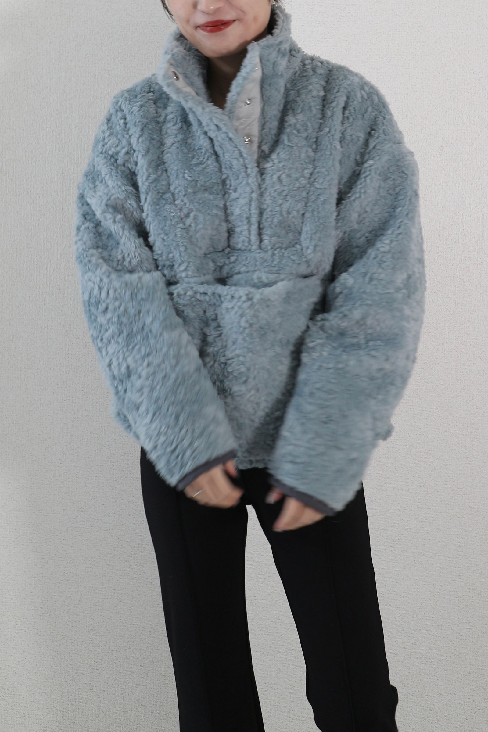 BI COLOR FAKE FUR TOPS / バイカラーフェイクファートップス (スカイブルー)