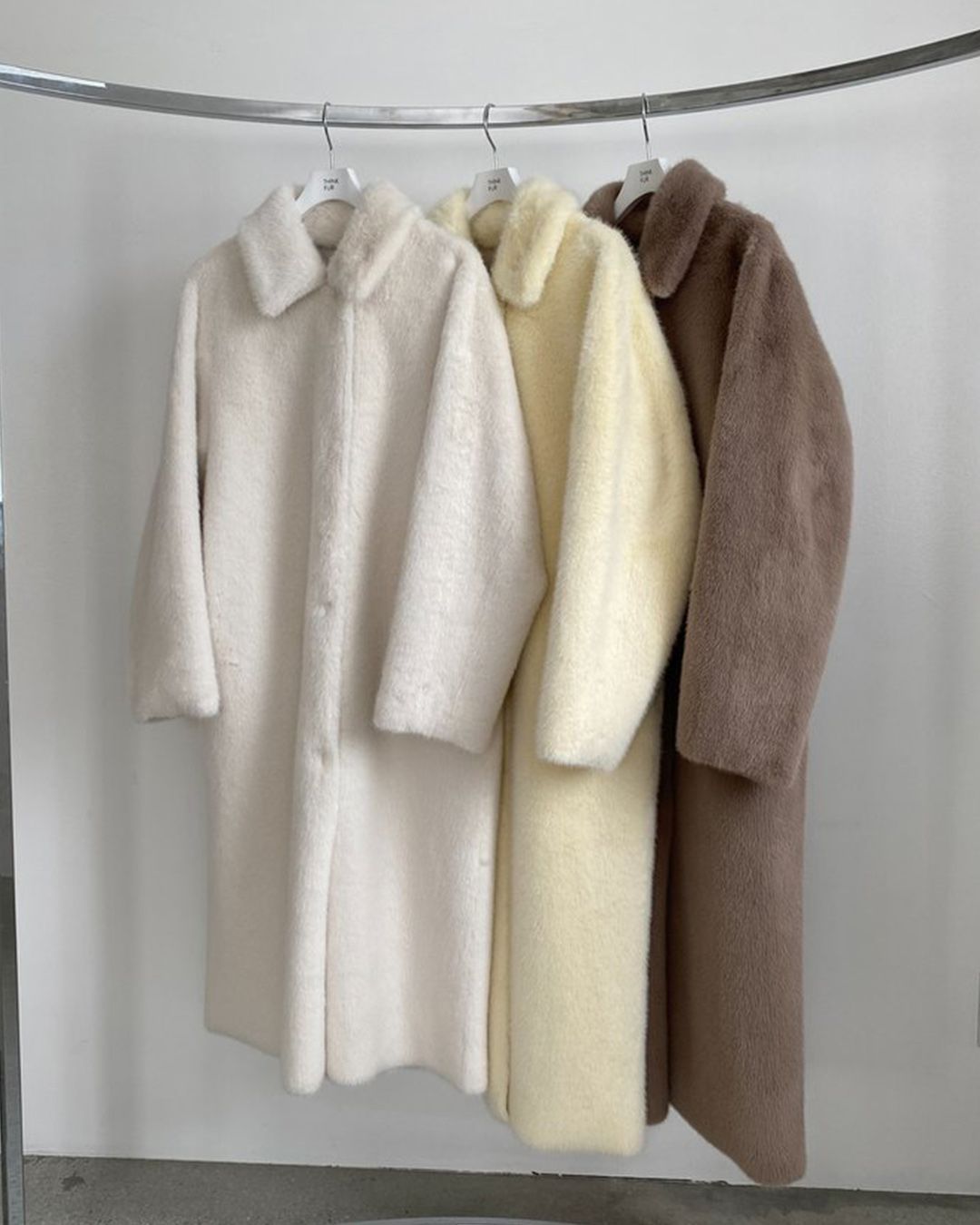 【先行予約】【26TH-13】ムートン調スムースファーロングコート (ホワイト) Mouton Like Smooth Fur Long Coat (White) /  エコファー  /  フェイクファー 【受注期間6/14 23:59まで】
