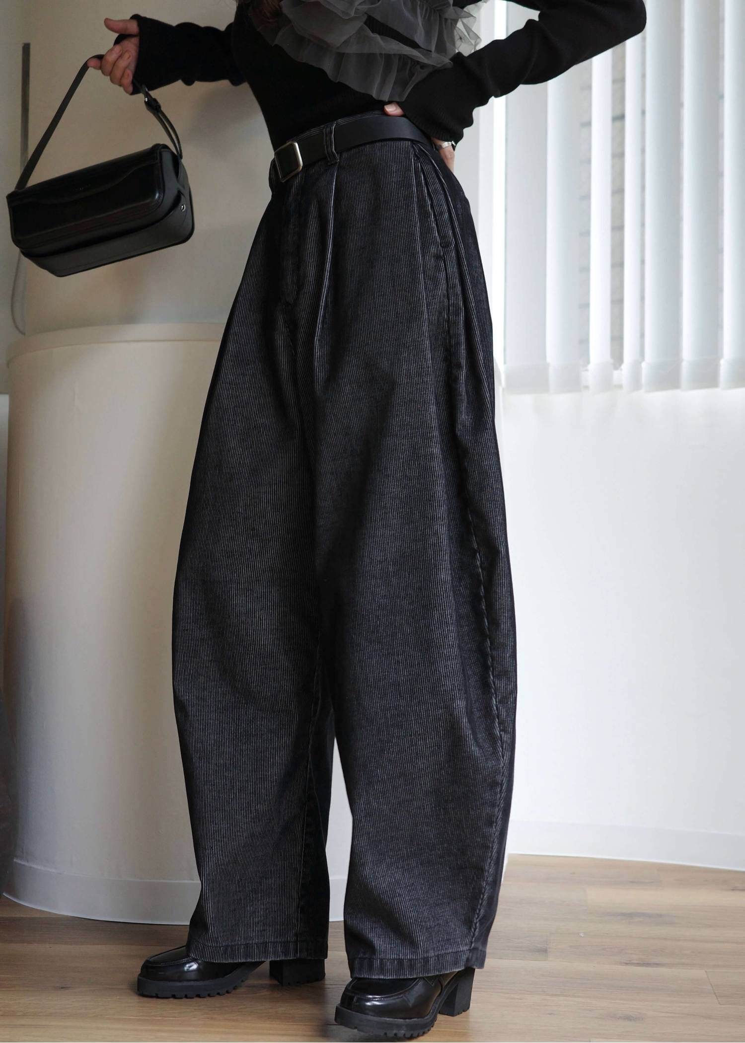 サイドタック コーデュロイ カーブパンツ (ブラック) side tuck chemical wash corduroy curve PT (Black) /  26AW
