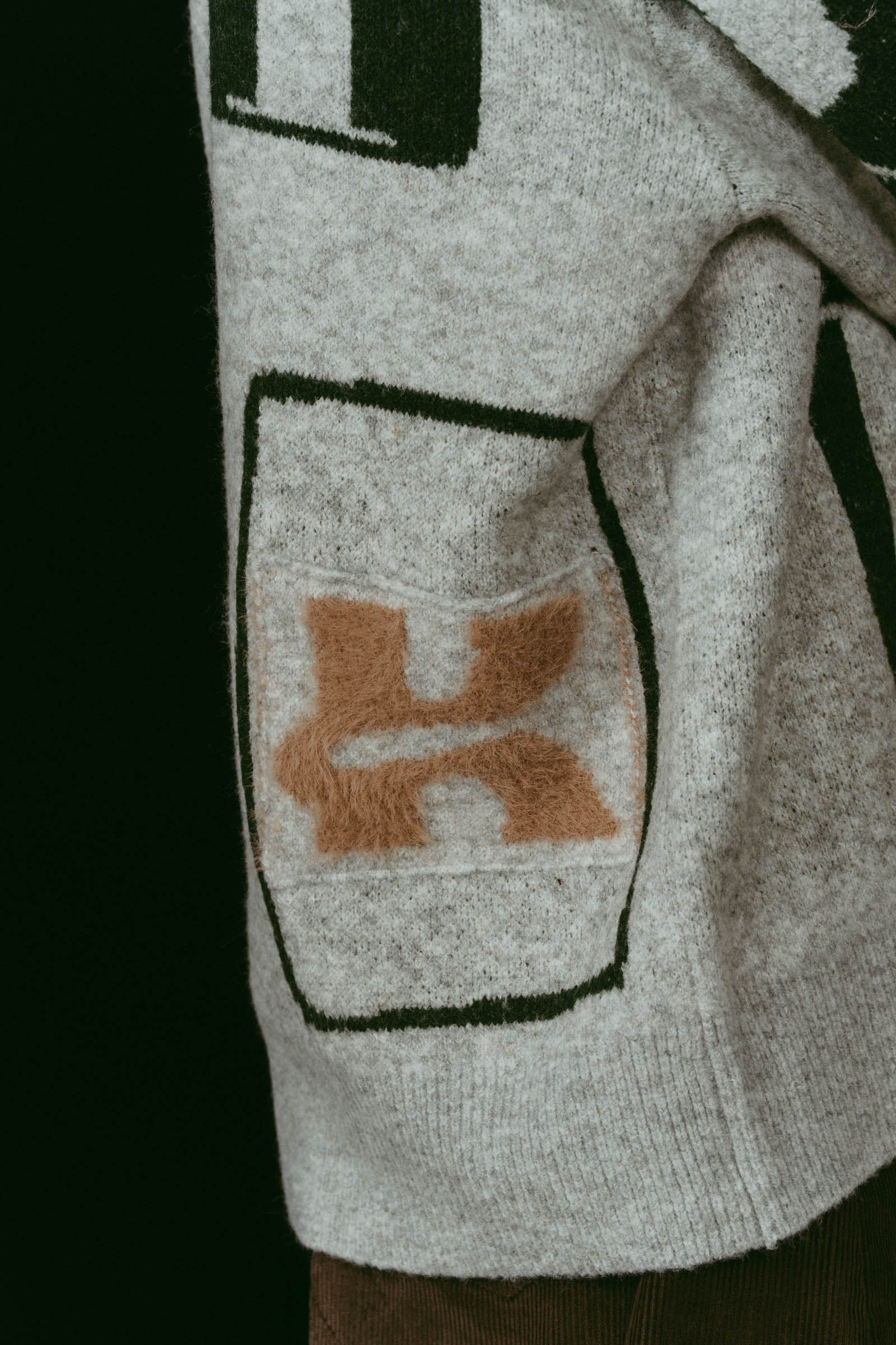 K design knit pullover(unisex) / Kデザイン ニットプルオーバー (グレー) / 25AW