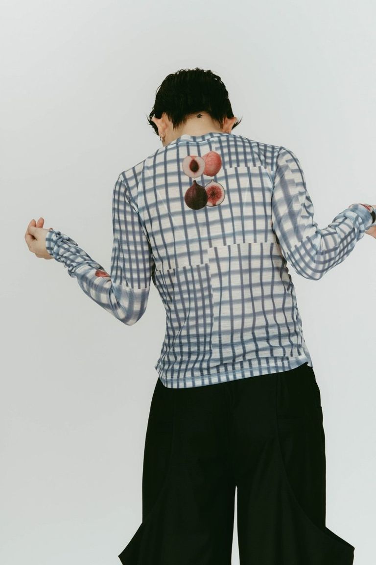 身体に程よくフィットする細身シルエット。
伸縮性のある柔らかなニットシアー素材で、ストレスなく着用可能。