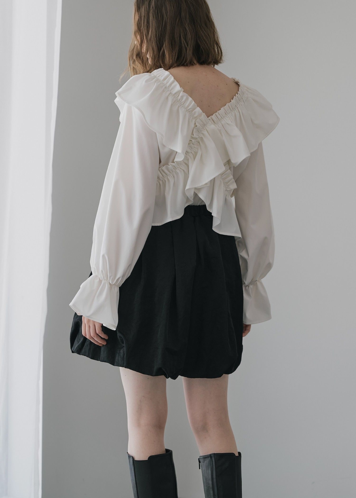 frill cross asymmetry BL / フリルクロス アシンメトリーブラウス (アイボリー) / 25AW