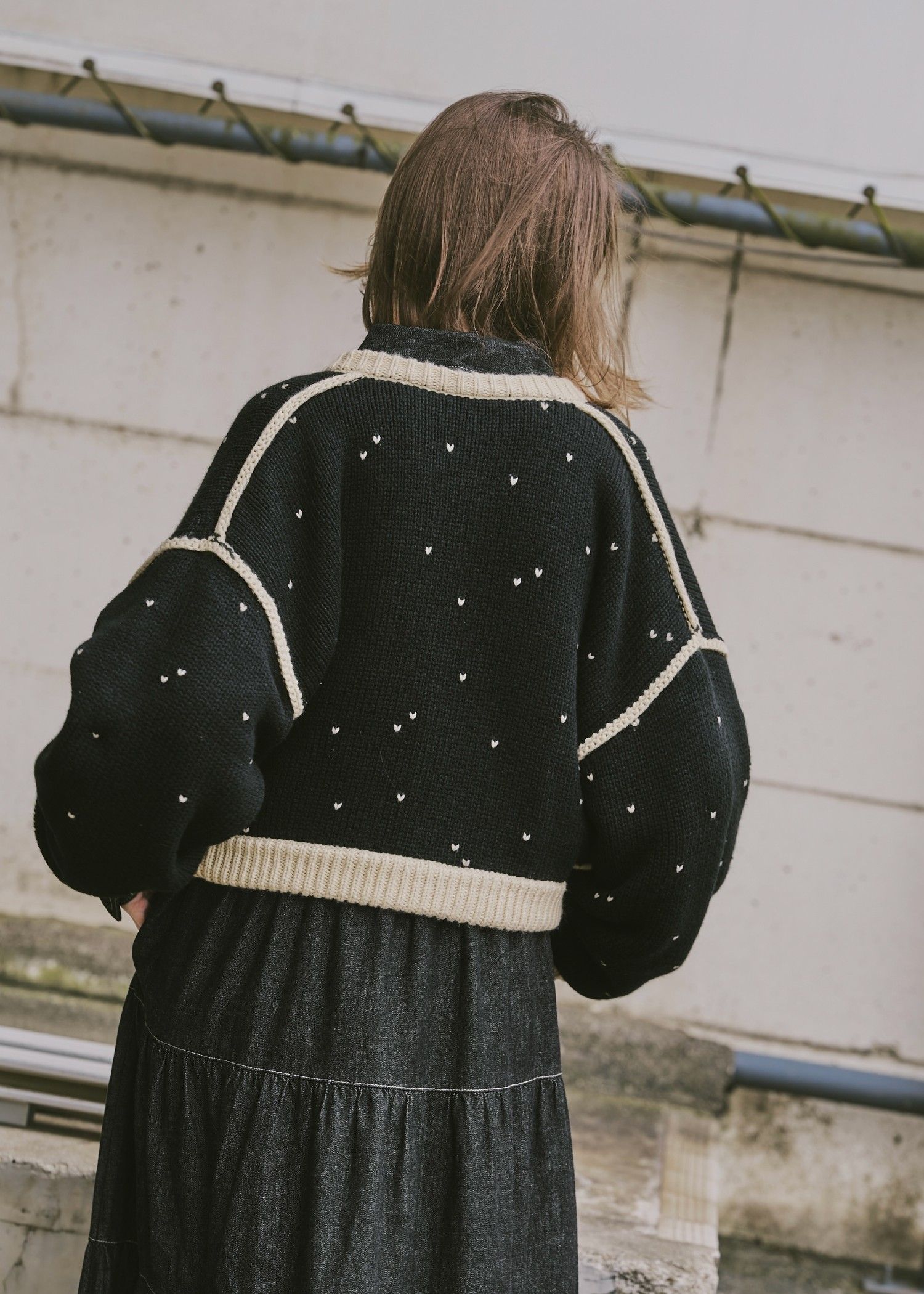 heart dot jacquard reversible cropped knit cardigan / ハートドット ジャガード リバーシブルクロップドカーディガン (タン×ブラック) / 25AW