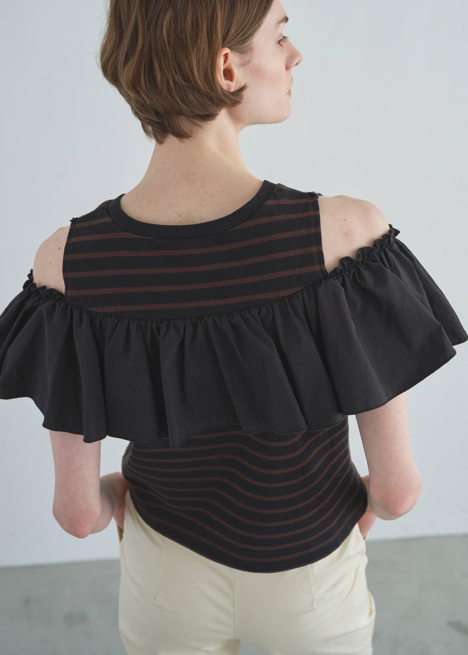 ショルダーフリル ボーダートップス (ブラック) convertible shoulder frill border tops (Black) /  26SS