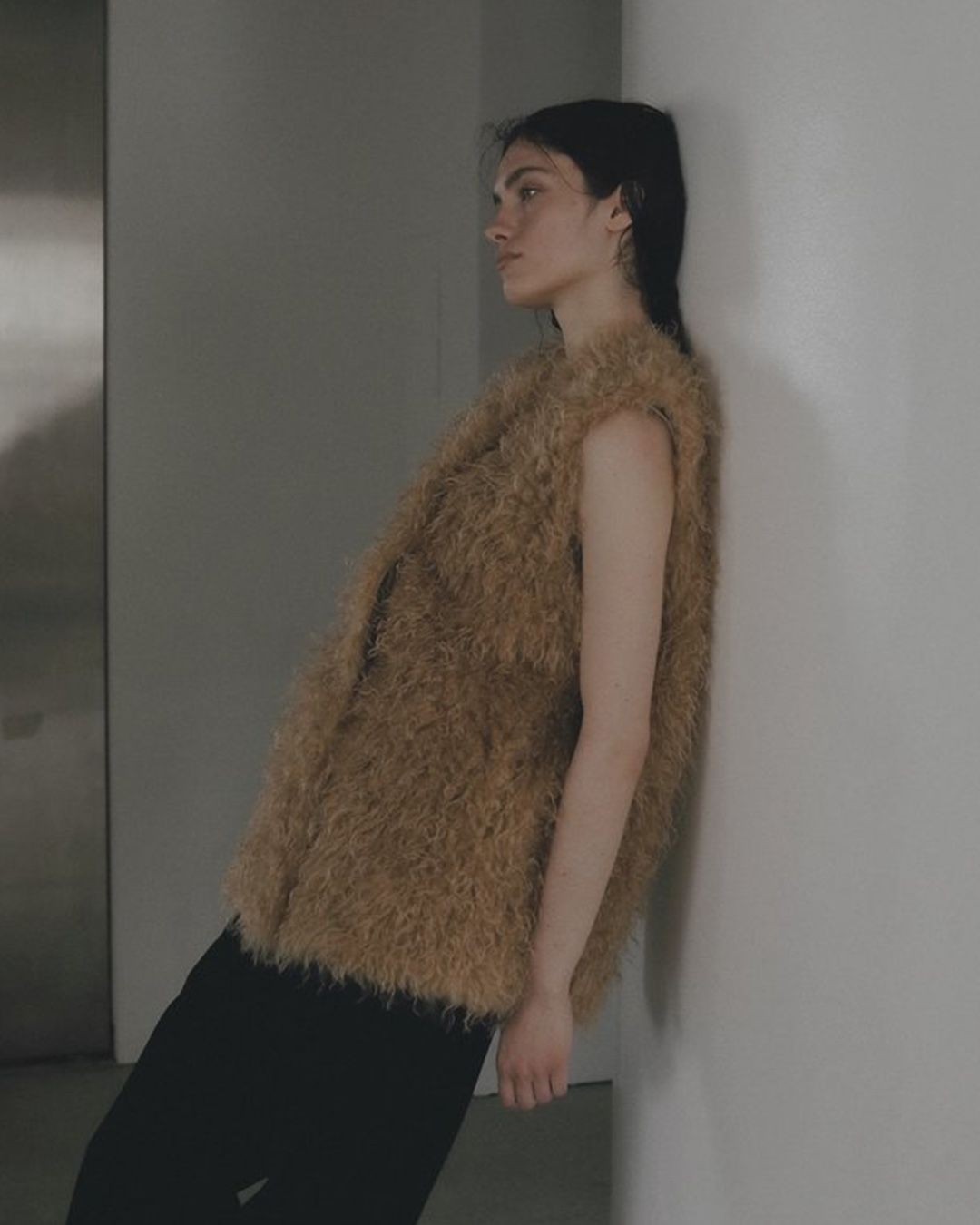 【先行予約】【26TH-18】カーリーファーベスト (マスタード) Curly Fur Vest (Mustard) /  エコファー  /  フェイクファー 【受注期間6/14 23:59まで】