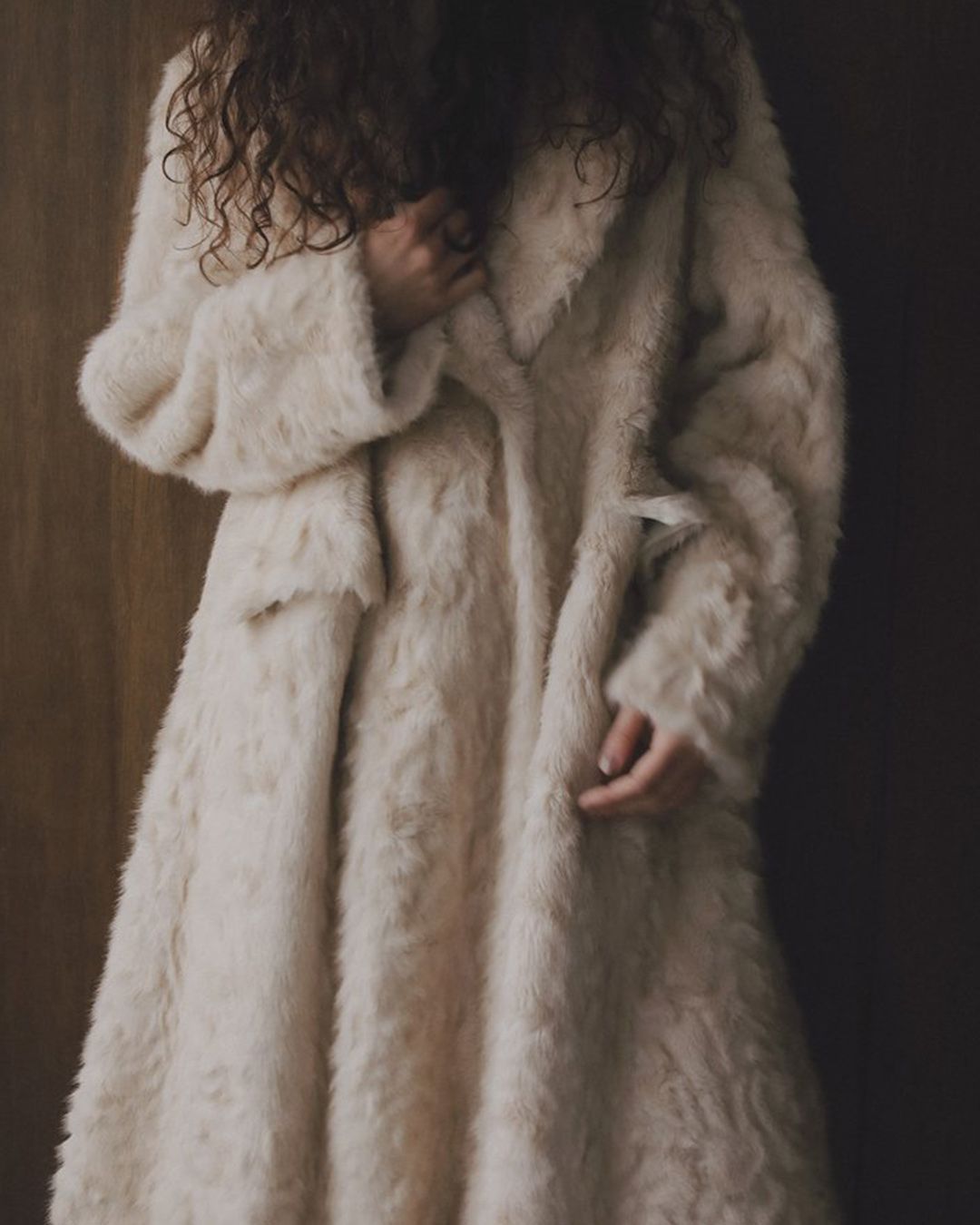 【先行予約】【26TH-12】ラビット調ファーロングコート (ベージュ) Rabbit Like Fur Long Coat (Beige) /  エコファー  /  フェイクファー 【受注期間6/14 23:59まで】