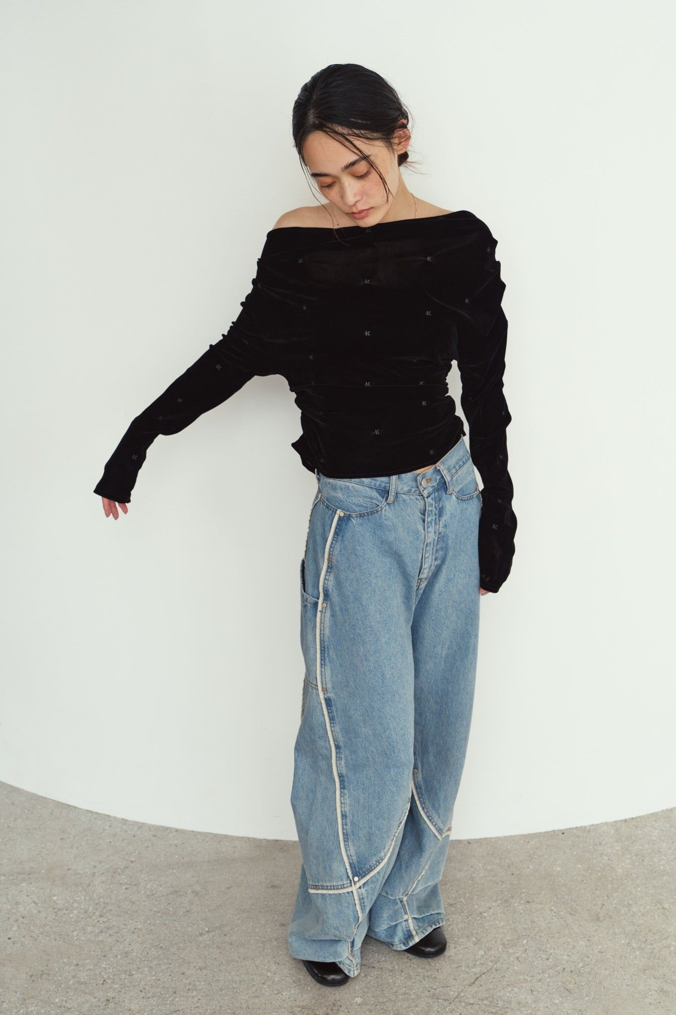 オフショルダー ベロアトップス (ブラック) off shoulder velour top (Black) / 26AW