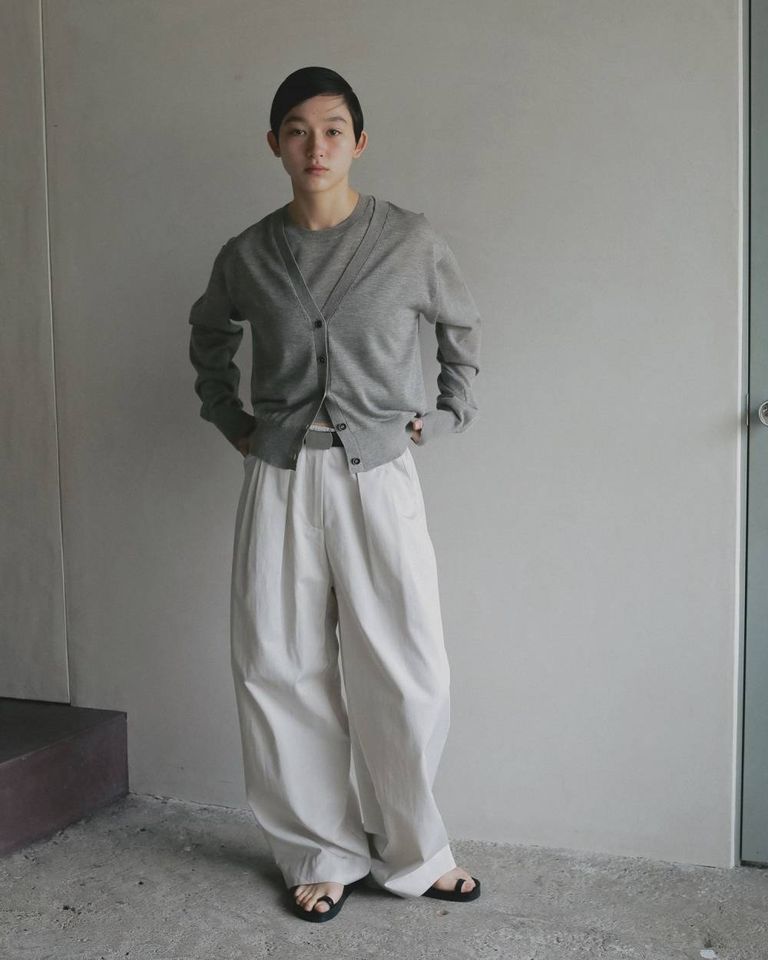 前を留めた際も、フロントのデザインボタンがアクセントになり、プルオーバーとして着た際も、コーディネートに映えます。
同素材のHighgauge Sheer Tanktopとのレイヤードスタイルも楽しんでいただきたい一着。