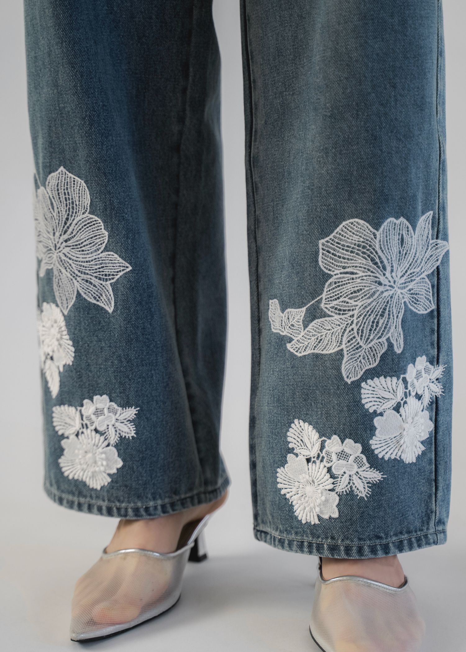 lace embellished hem straight denim PT / レース ストレートデニムパンツ (L/blue) / 26SS