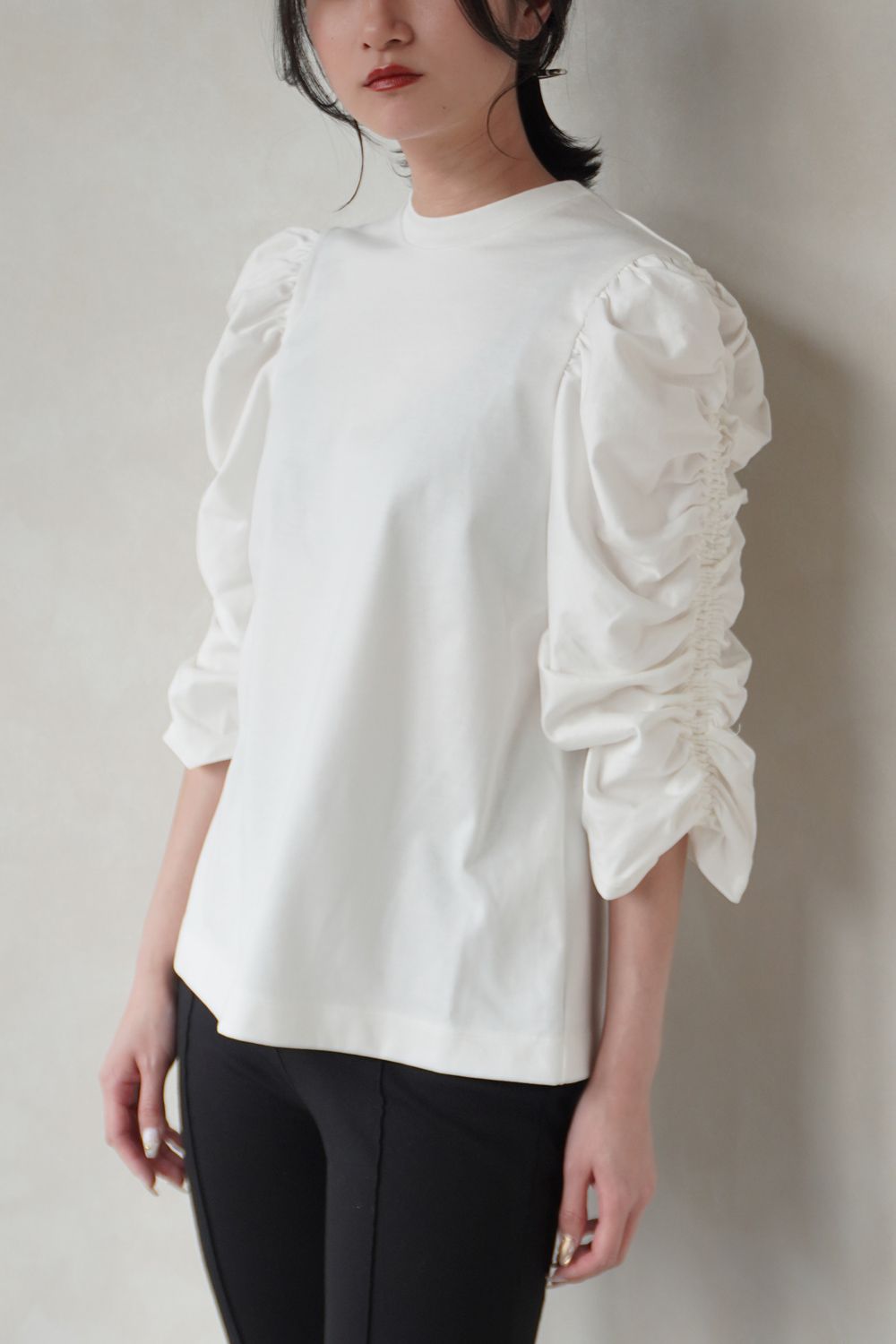 REFINA GATHERED SLEEVE T-SHIRT / リフィナギャザースリーブTシャツ (オフホワイト)