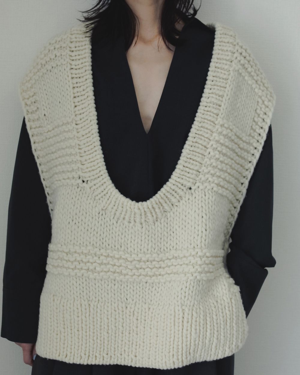 【25AW】Uneck Handknit Vest / Uネック ハンドニットベスト (アイボリー)